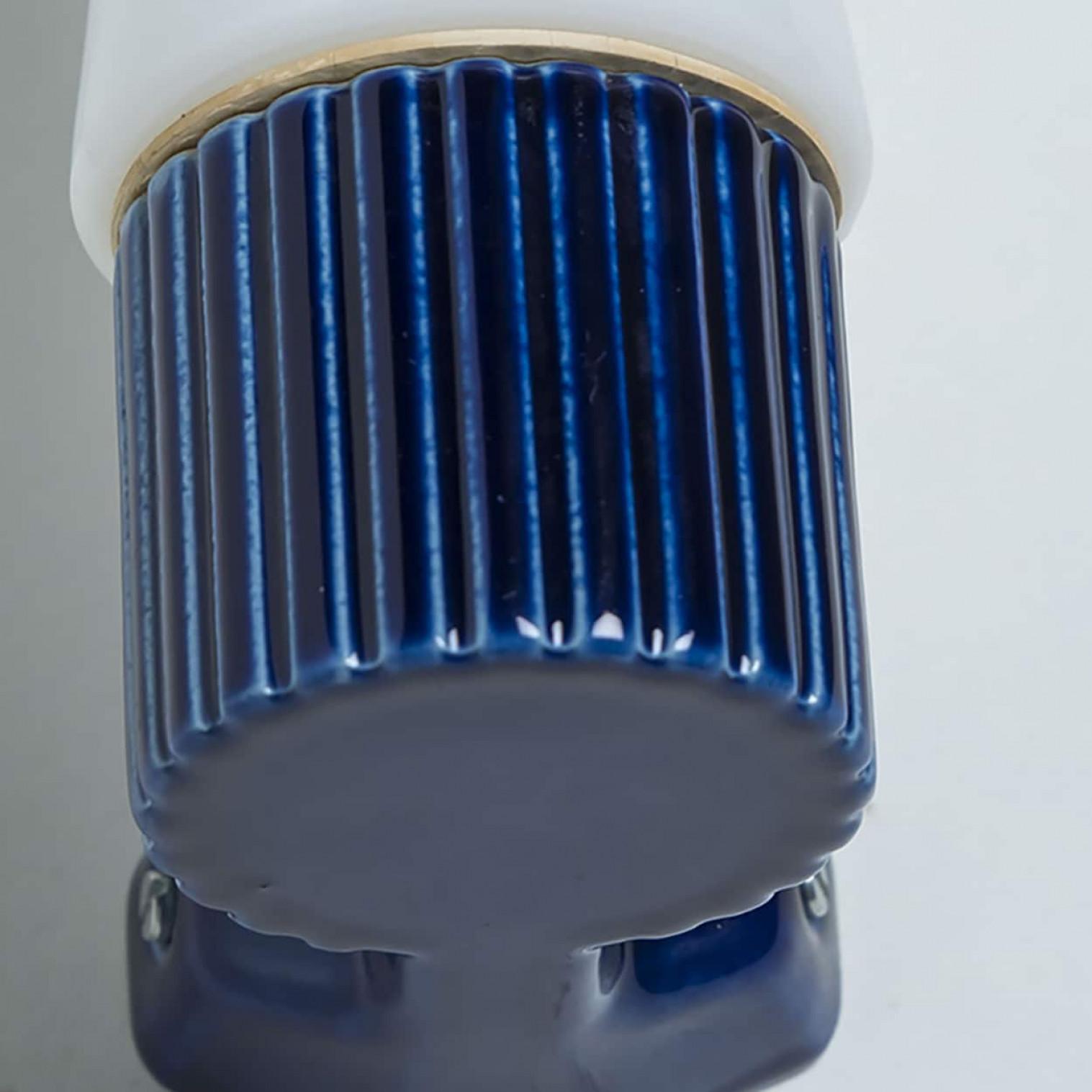 Ensemble de 2 lampes murales en céramique cobalt et verre opalin, Suède 1960 en vente 6