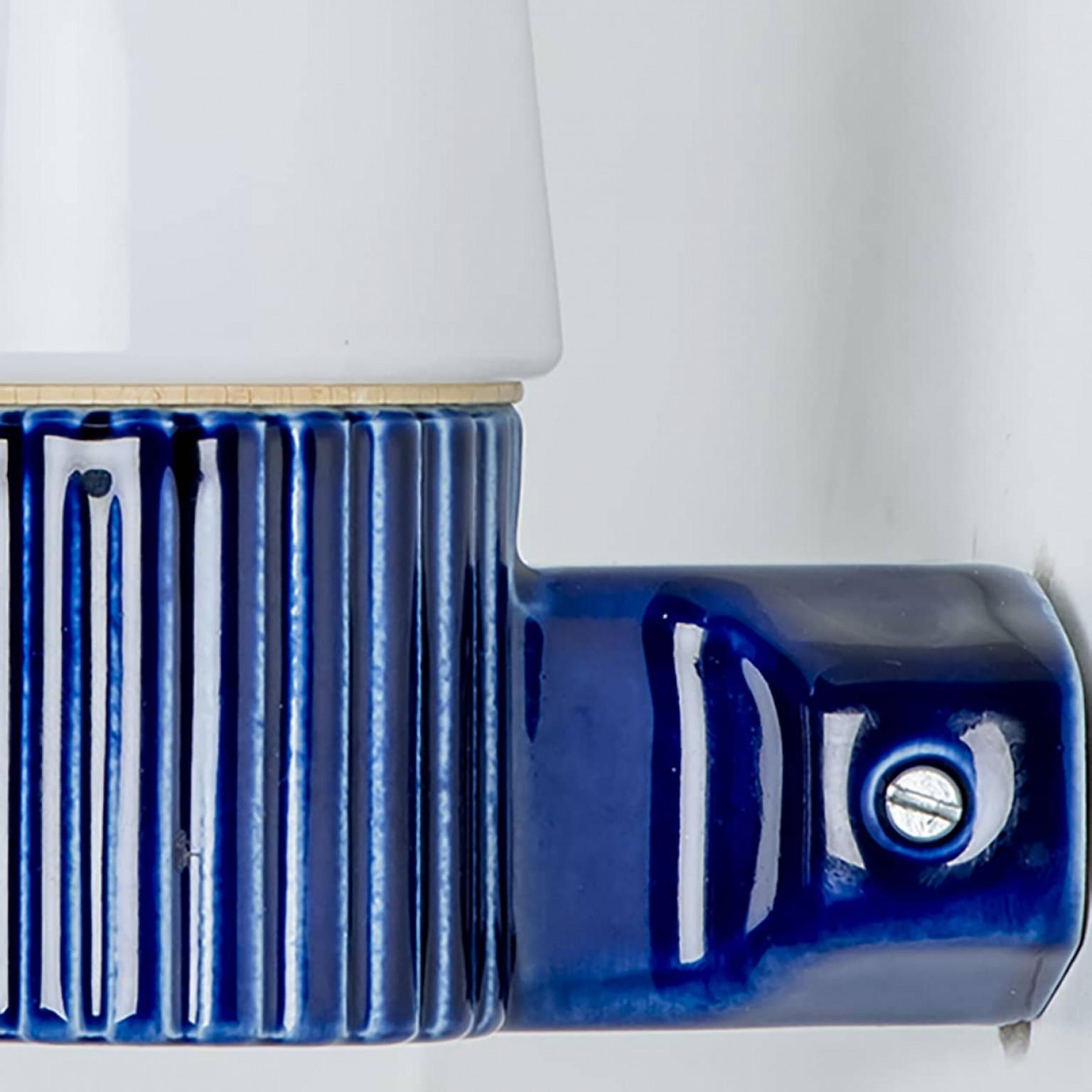 Mid-Century Modern Ensemble de 2 lampes murales en céramique cobalt et verre opalin, Suède 1960 en vente