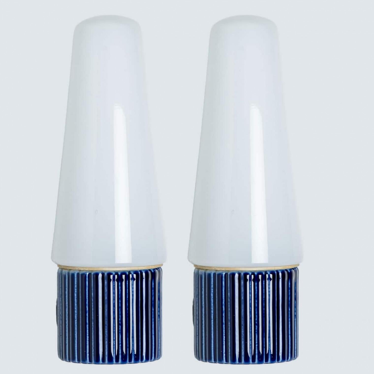 Suédois Ensemble de 2 lampes murales en céramique cobalt et verre opalin, Suède 1960 en vente