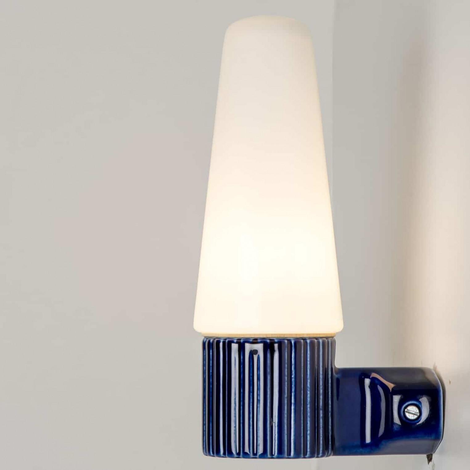 Autre Ensemble de 2 lampes murales en céramique cobalt et verre opalin, Suède 1960 en vente