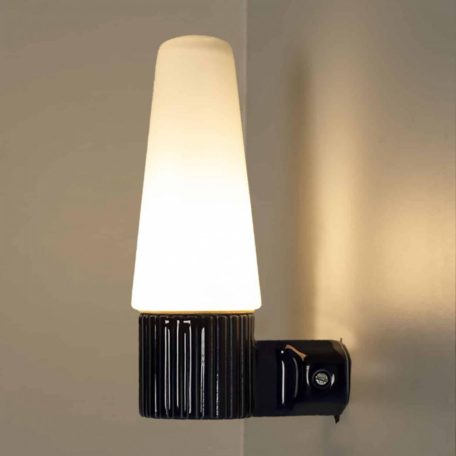 Ensemble de 2 lampes murales en céramique cobalt et verre opalin, Suède 1960 Bon état - En vente à Rijssen, NL
