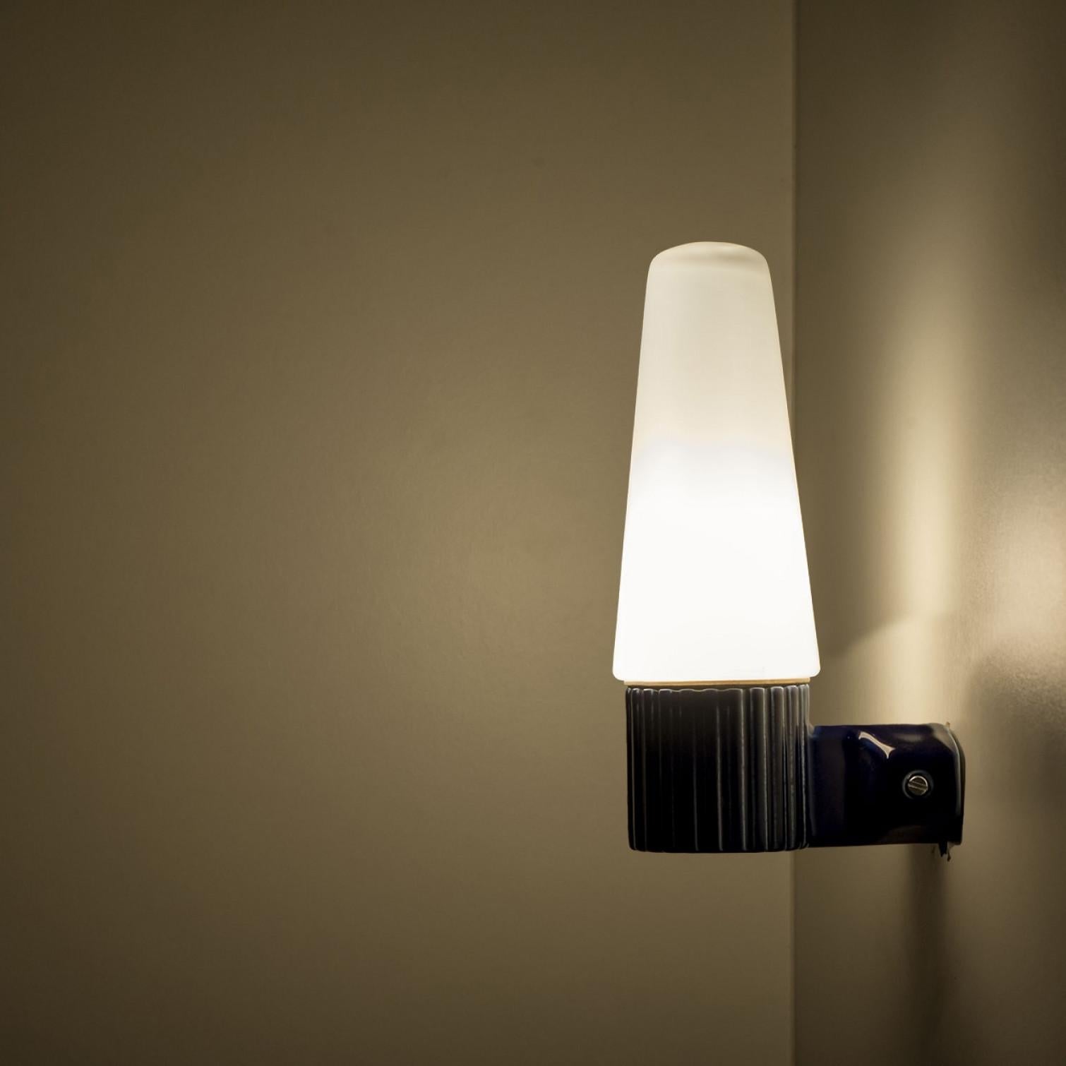 Milieu du XXe siècle Ensemble de 2 lampes murales en céramique cobalt et verre opalin, Suède 1960 en vente