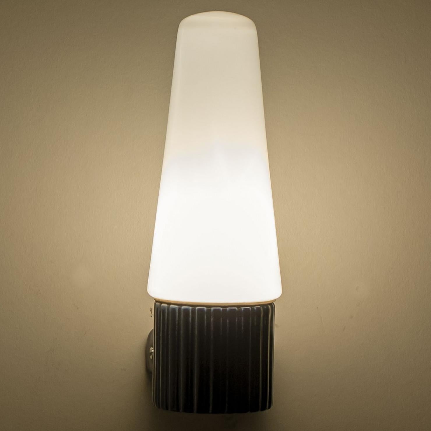 Céramique Ensemble de 2 lampes murales en céramique cobalt et verre opalin, Suède 1960 en vente
