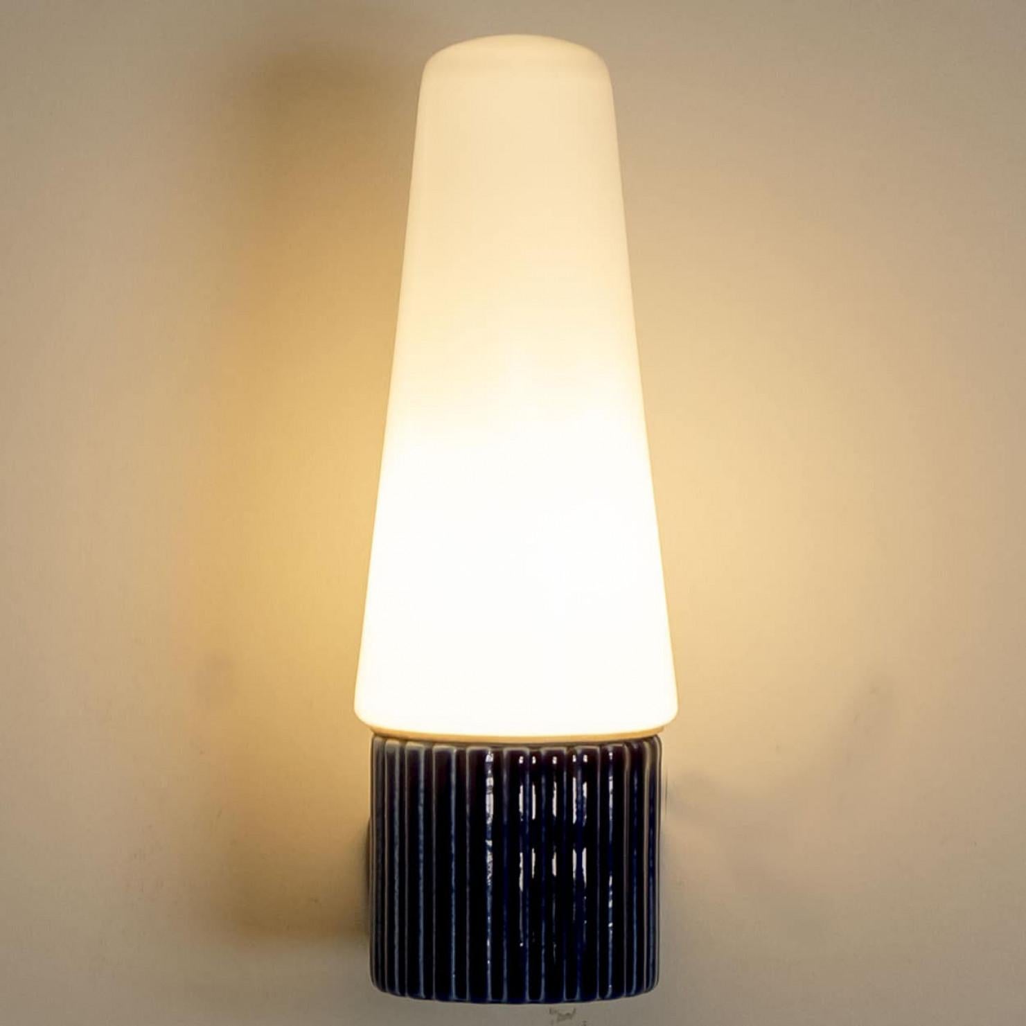 Ensemble de 2 lampes murales en céramique cobalt et verre opalin, Suède 1960 en vente 1