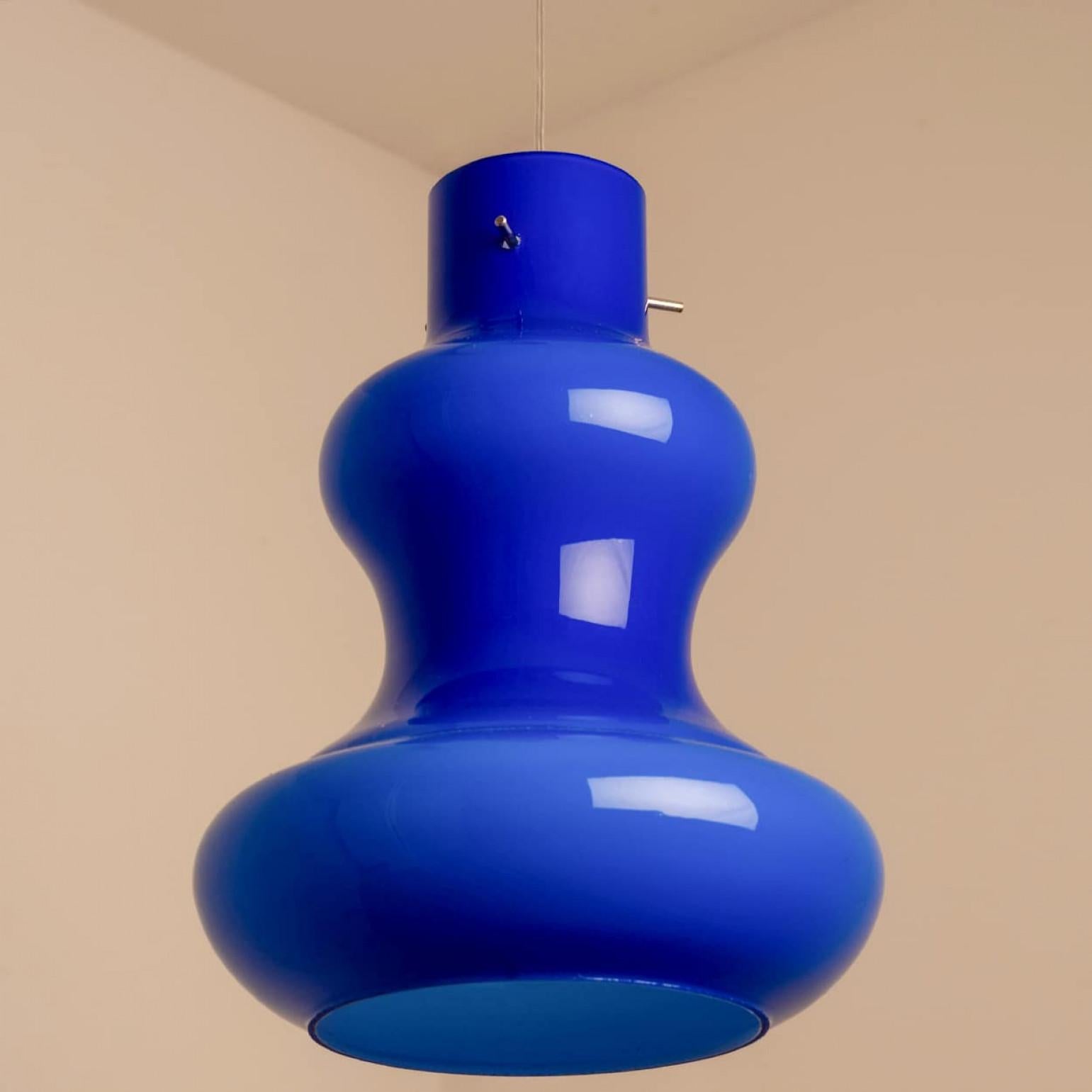 Set of 2 Cobalt Murano Glass Pendant Lights by Massimo Vignelli for Venini, 1960 In Good Condition For Sale In Rijssen, NL