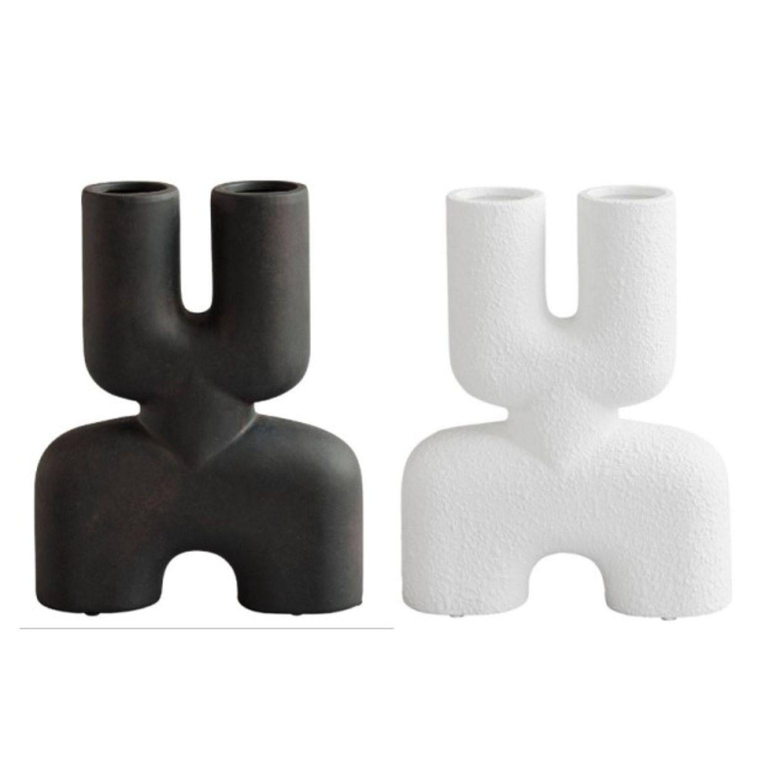 Set of 2 Cobra double mini by 101 Copenhagen
Designed by Kristian Sofus Hansen & Tommy Hyldahl
Dimensions: L 22 / W 6,5 / H 28 CM
Materials: Ceramic

A tribute to the Cobra Arts Movement of the 1960s, the collection is the epitome of quirky