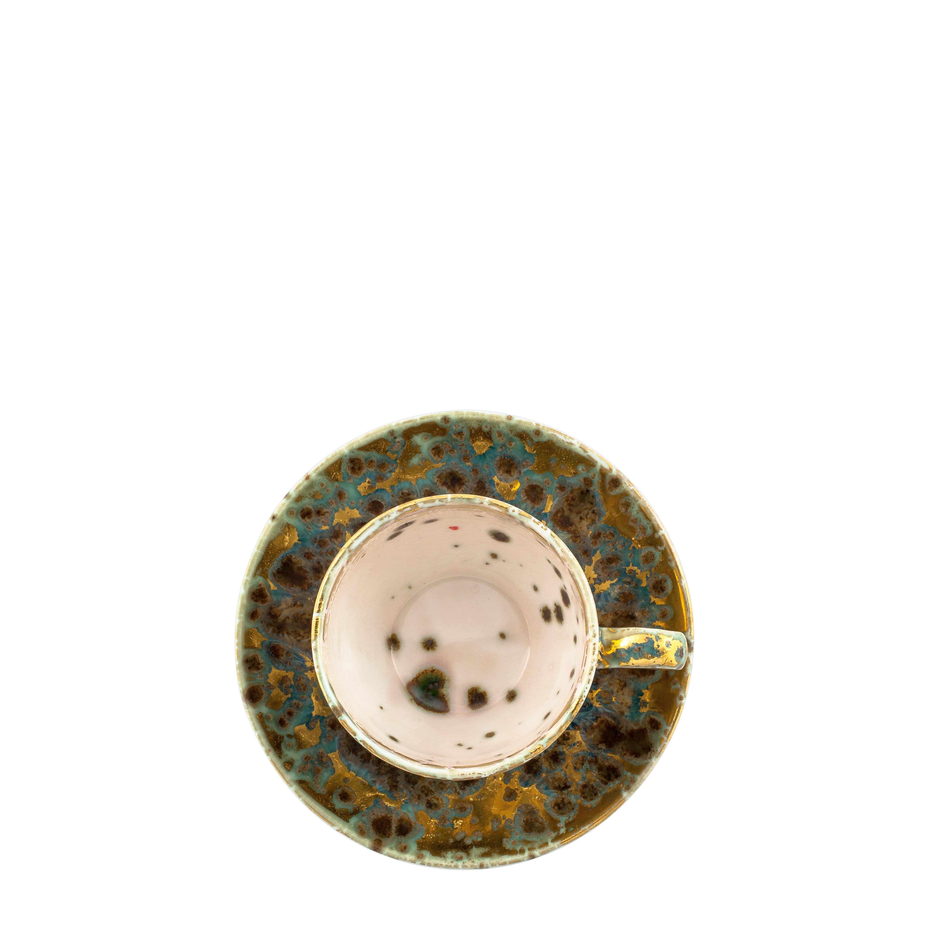 Pintados a mano en Italia con la mejor porcelana, esta taza de café y platillo Miguel Ángel es matérica y terrosa, como la obra del gran Maestro del Renacimiento. Transmite belleza y elegancia clásicas. Por fuera, la brillante decoración esmaltada