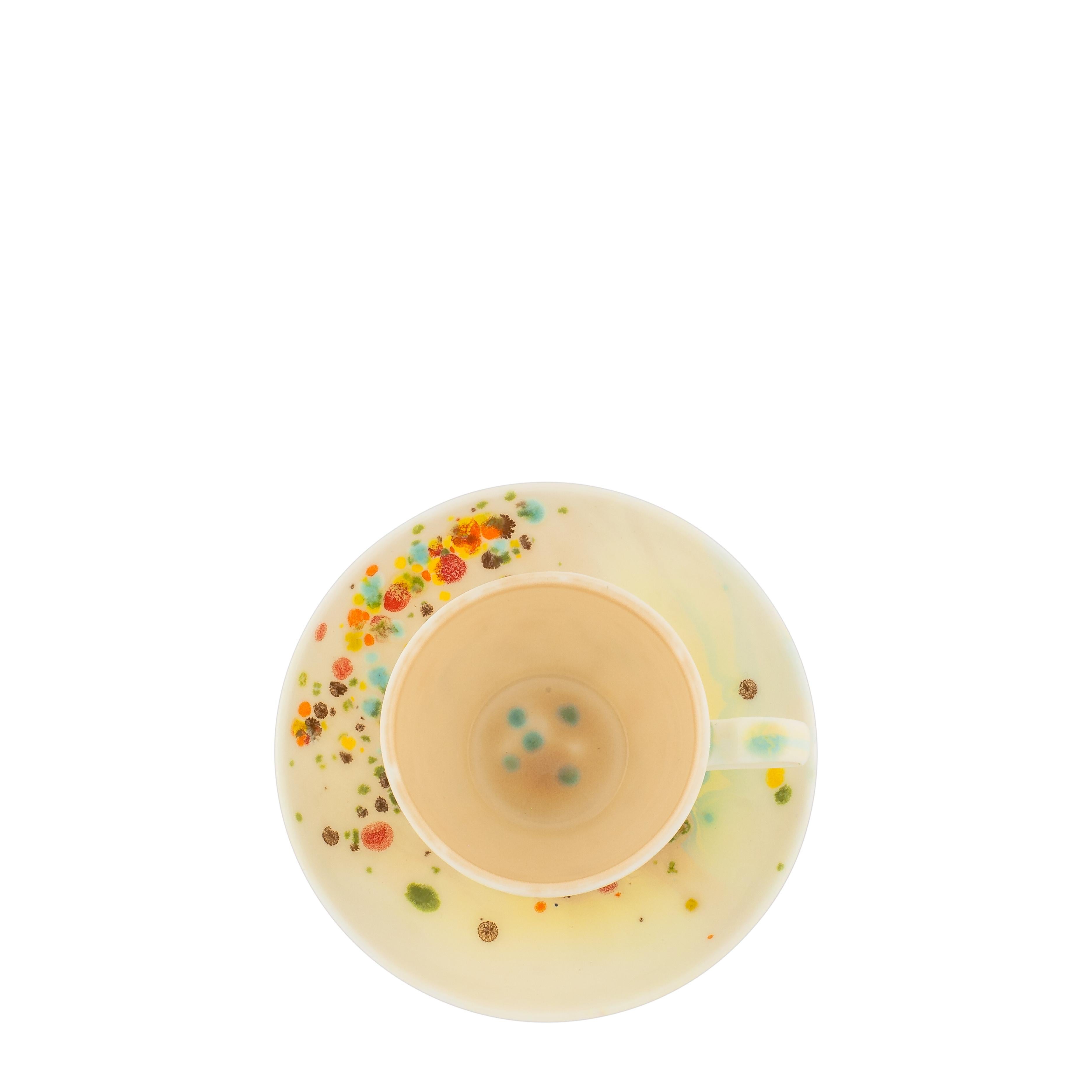 Diese 2 Kaffeetassen und Untertassen aus der Chestnut Collection werden in Italien aus feinstem Porzellan handgefertigt. Sie haben ein mehrfarbiges, gepunktetes Dekor in Form einer Kaskade, während die Innenseite in einer sandfarbenen Farbe bemalt