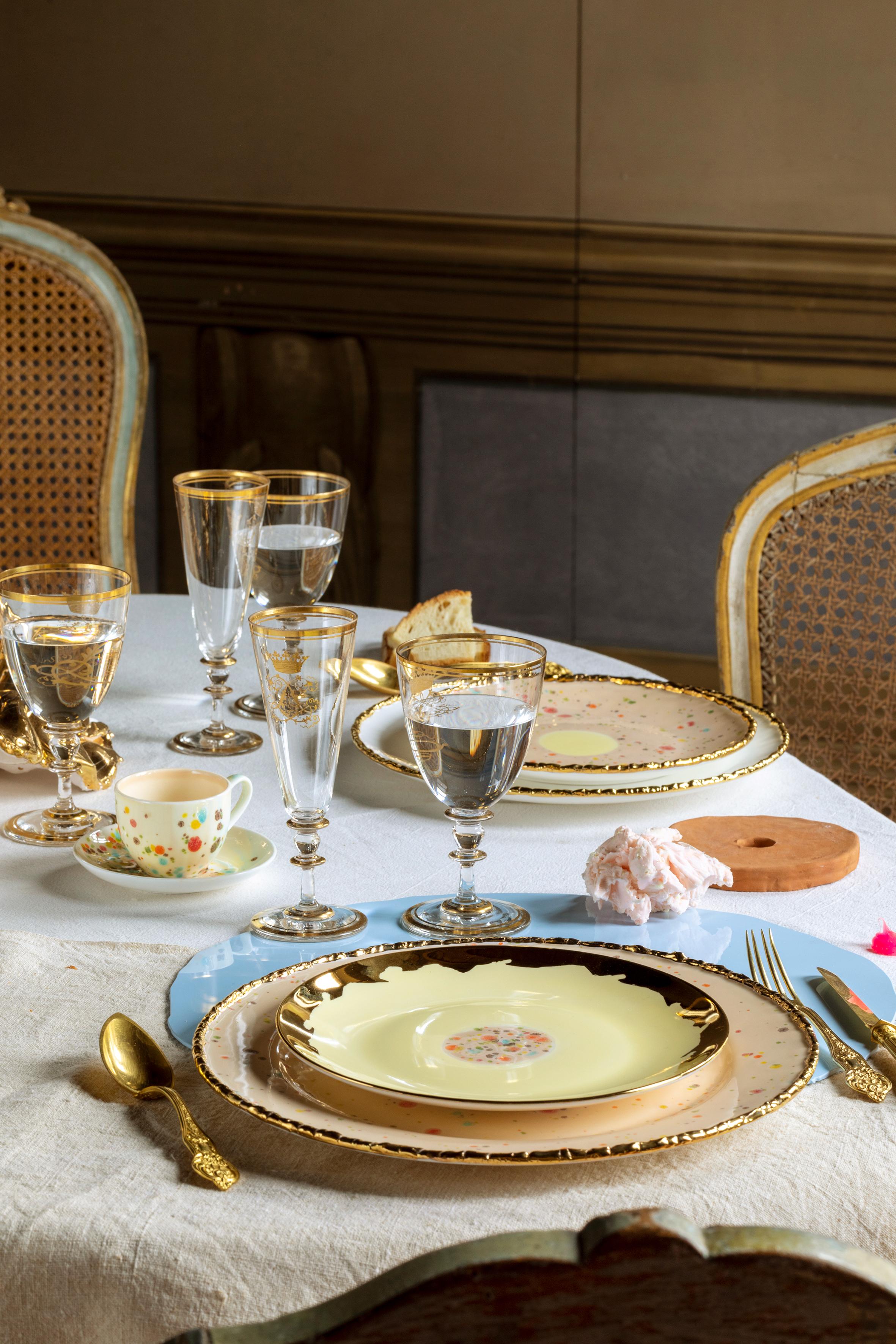 Zeitgenössisches Set aus 2 Kaffeetassen und Untertasse aus handdekoriertem Porzellan (Moderne) im Angebot