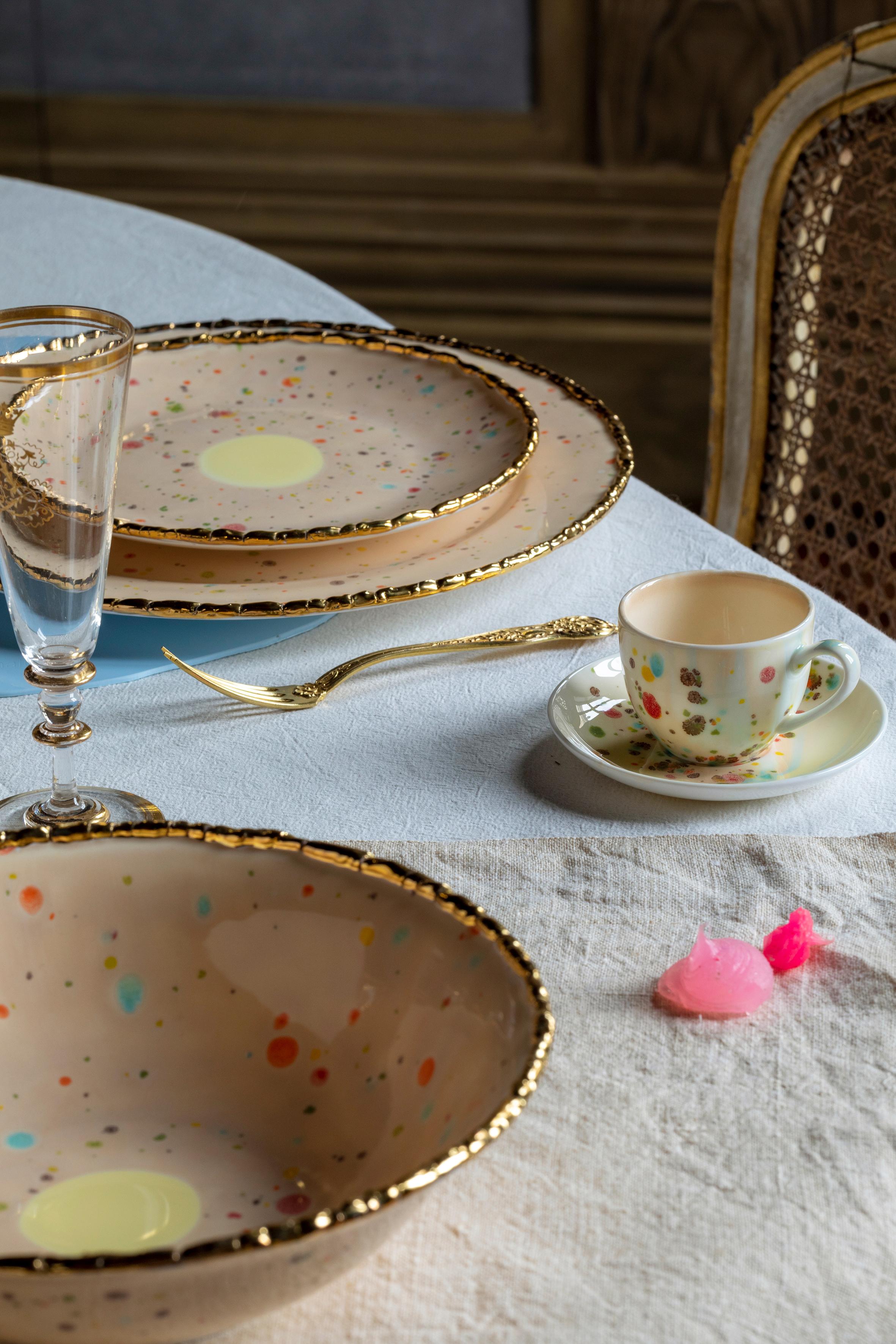 Zeitgenössisches Set aus 2 Kaffeetassen und Untertasse aus handdekoriertem Porzellan (Italienisch) im Angebot