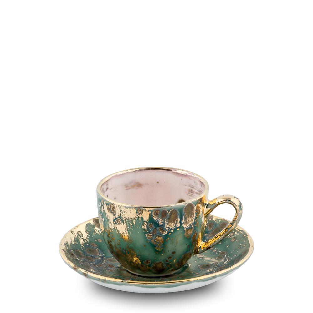 Zeitgenössisches Set aus 2 Kaffeetassen und Untertasse aus handbemaltem Porzellan in Gold  (Handbemalt) im Angebot