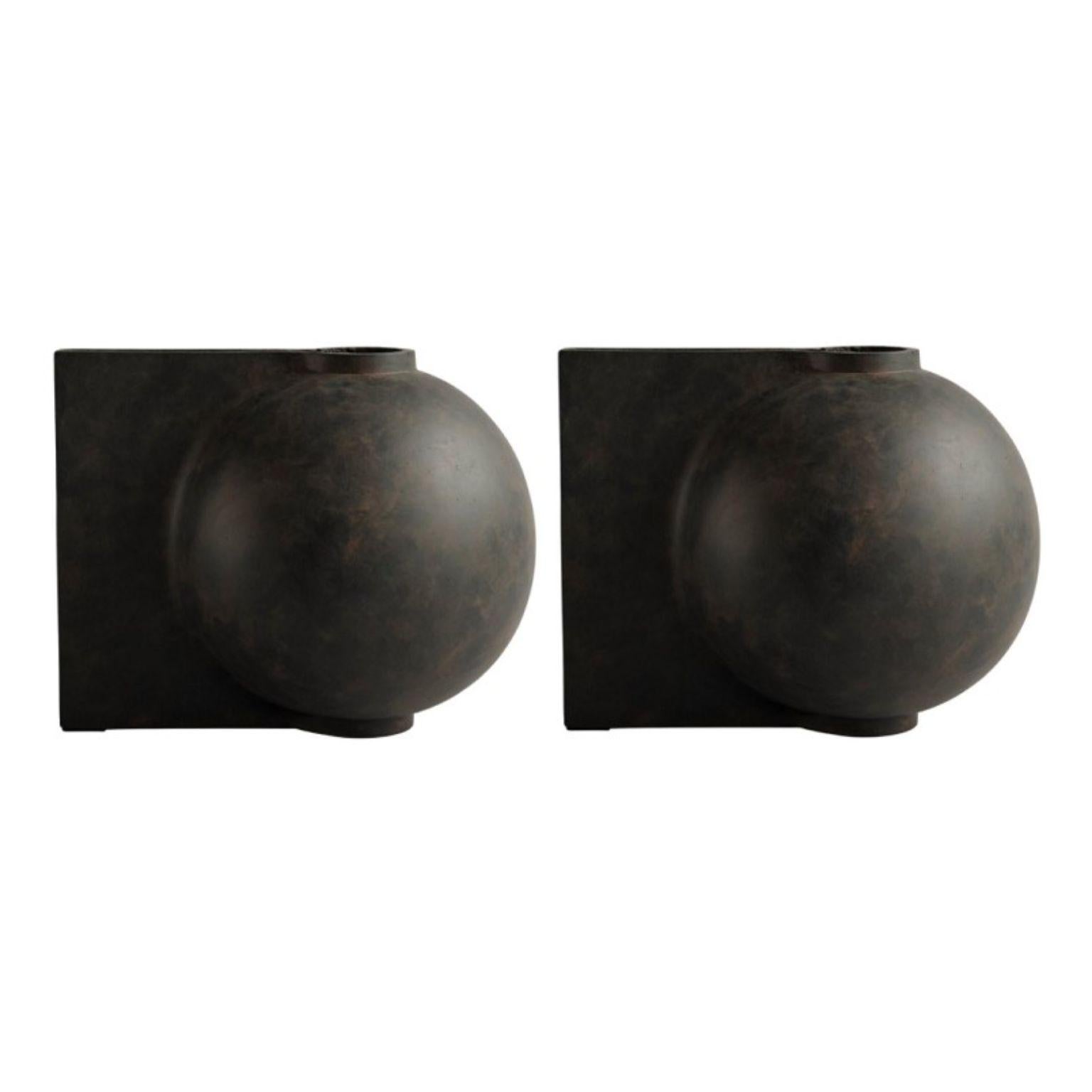 Set of 2 coffee offset vases big by 101 Copenhagen.
Designed by Nicolaj Nøddesbo & Tommy Hyldahl.
Dimensions: L 60 / W 40 / H 48 cm.
Materials: fiber concrete.

Offset is designed as a distortion of a historical vase shape, offset challenges