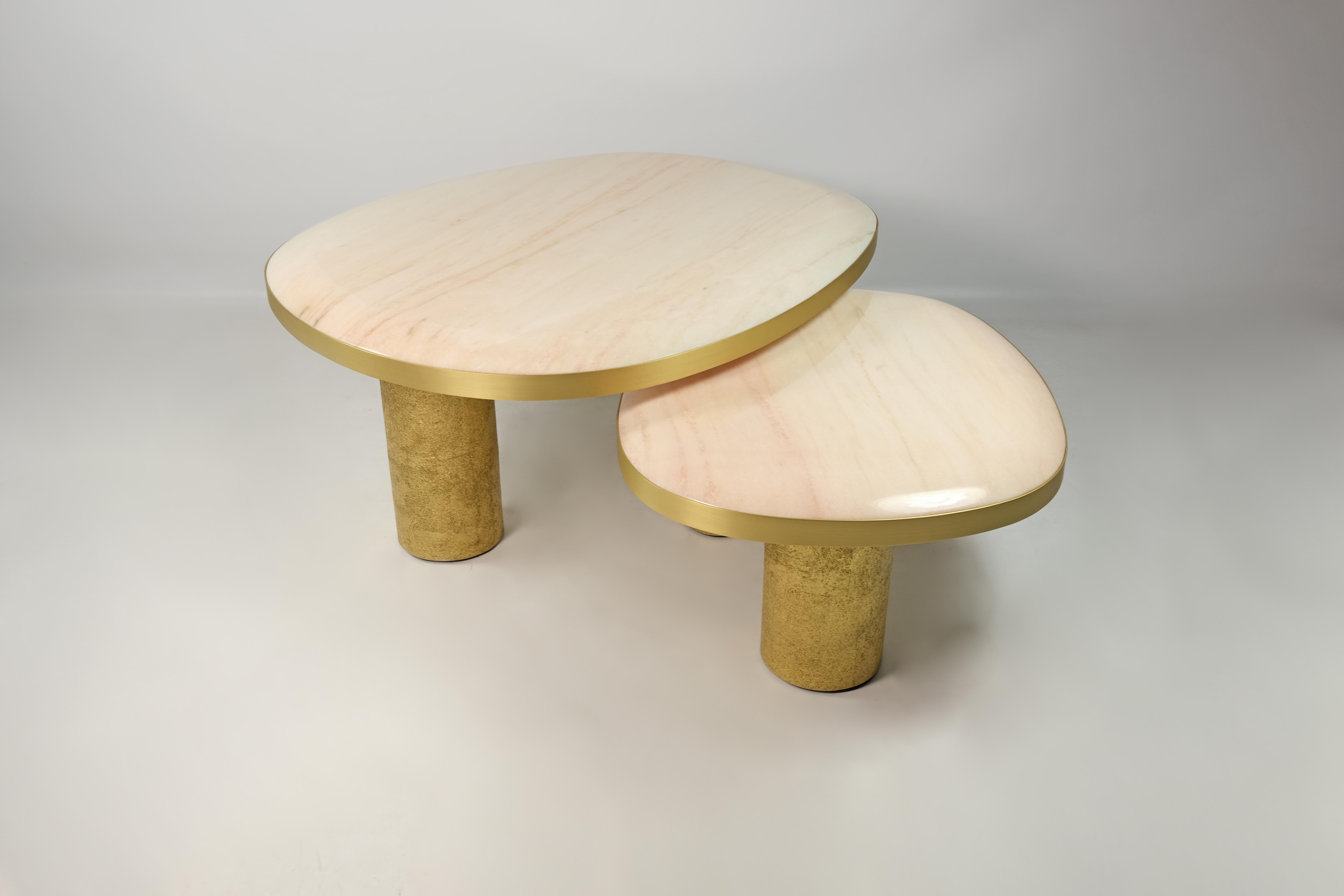Organique Ensemble de 2 tables basses en marbre rose et crème avec laiton de Ginger Brown en vente