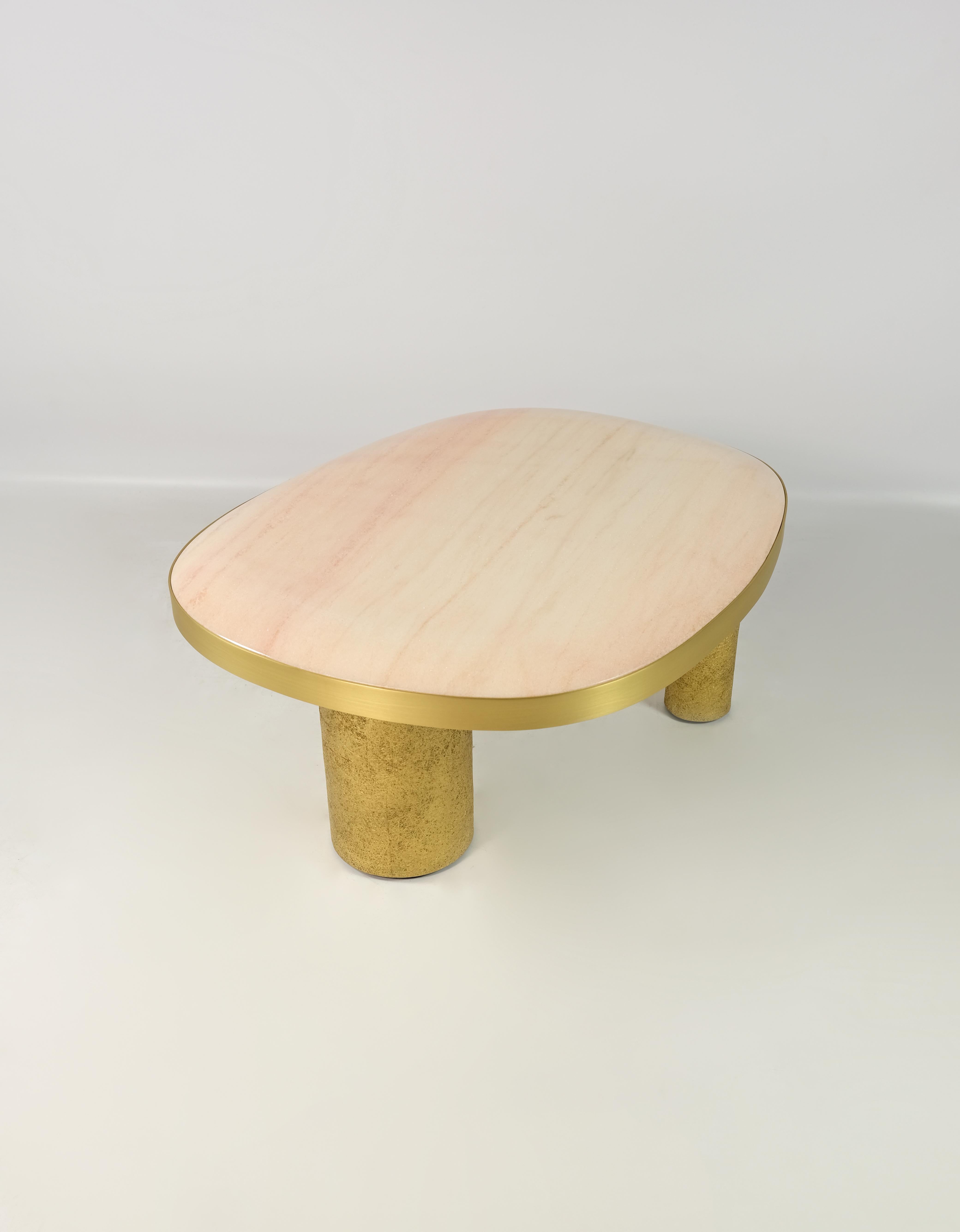 Français Ensemble de 2 tables basses en marbre rose et crème avec laiton de Ginger Brown en vente