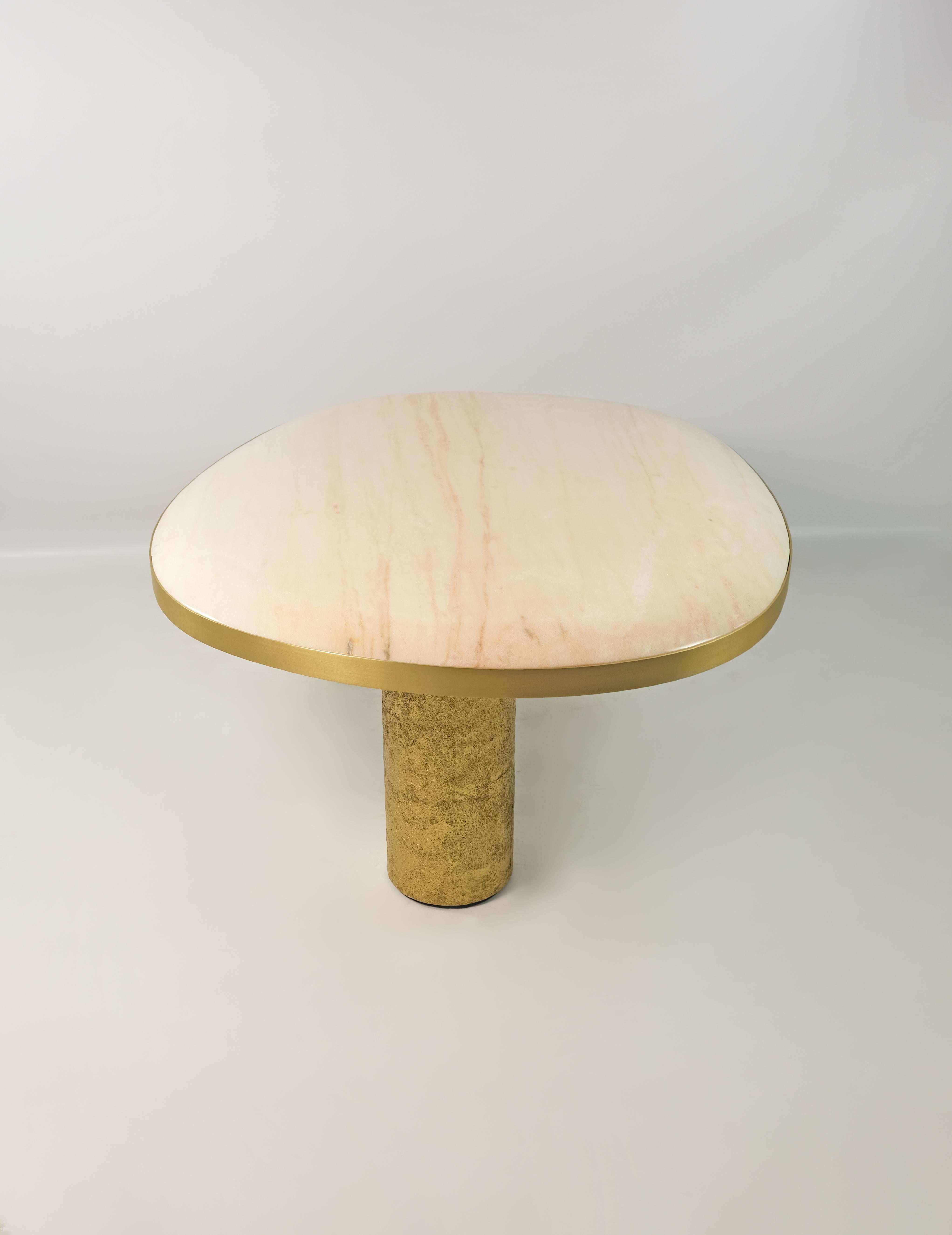 Fait main Ensemble de 2 tables basses en marbre rose et crème avec laiton de Ginger Brown en vente