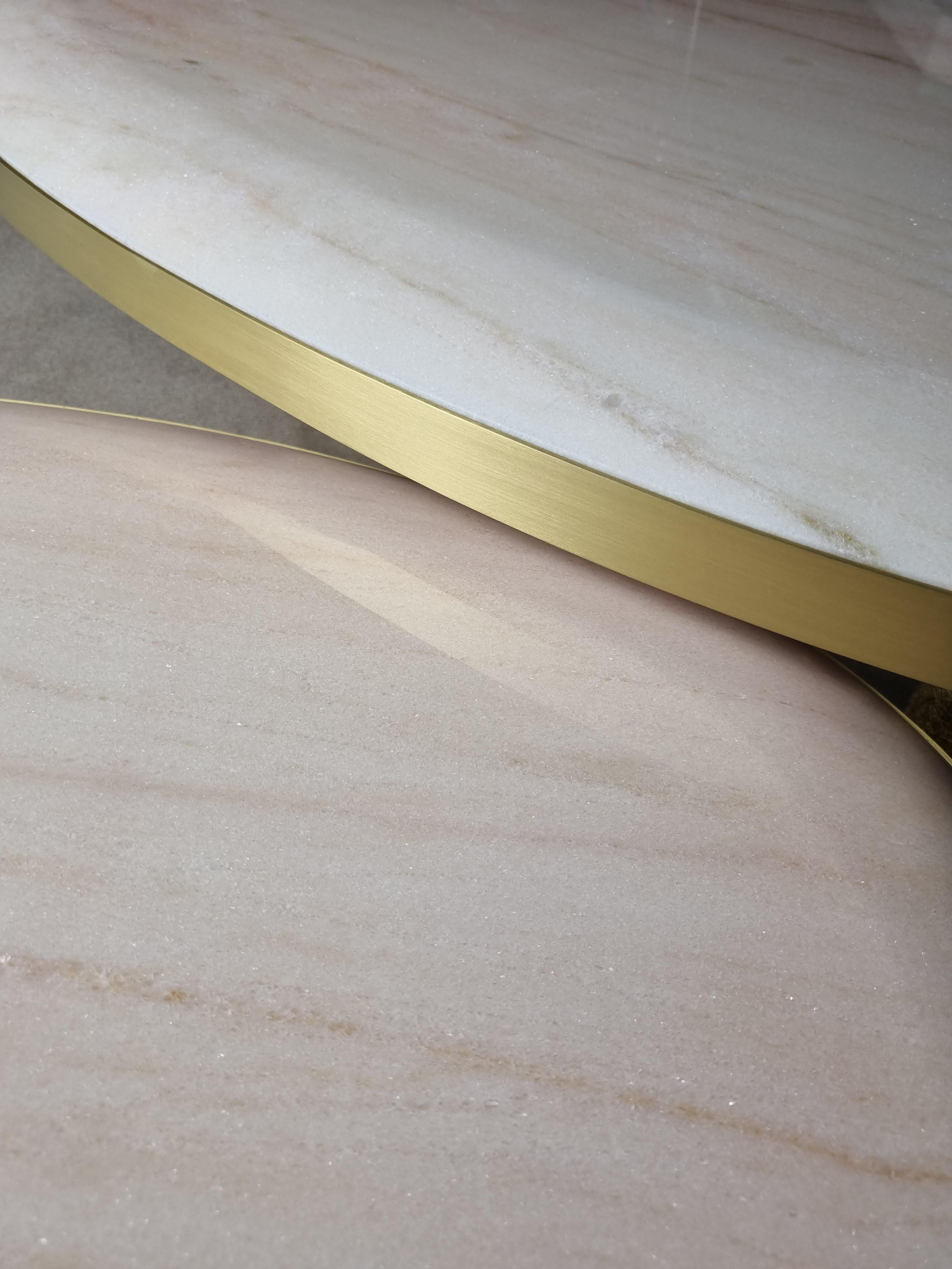 Ensemble de 2 tables basses en marbre rose et crème avec laiton de Ginger Brown Neuf - En vente à Bourguebus, FR