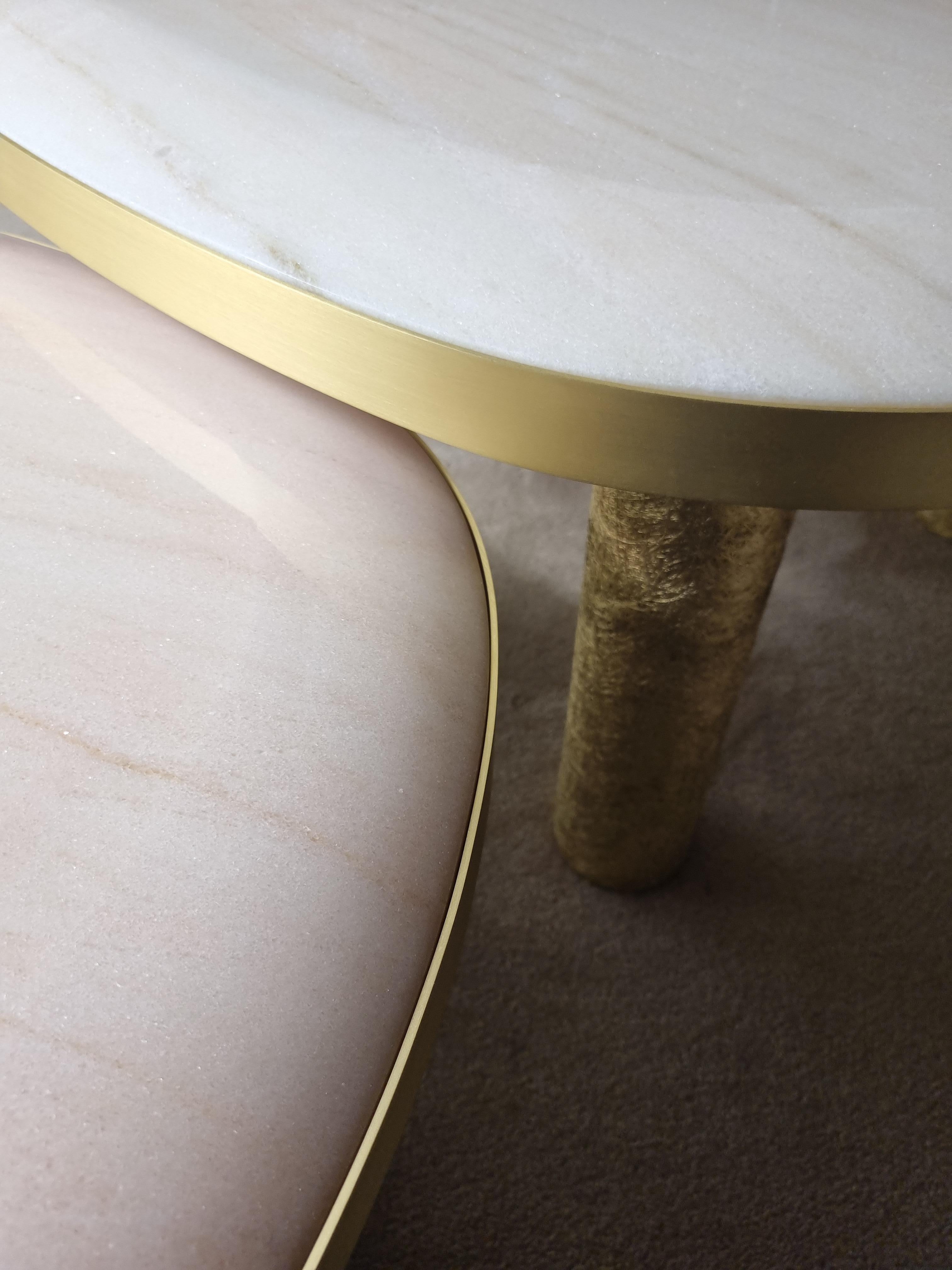 XXIe siècle et contemporain Ensemble de 2 tables basses en marbre rose et crème avec laiton de Ginger Brown en vente