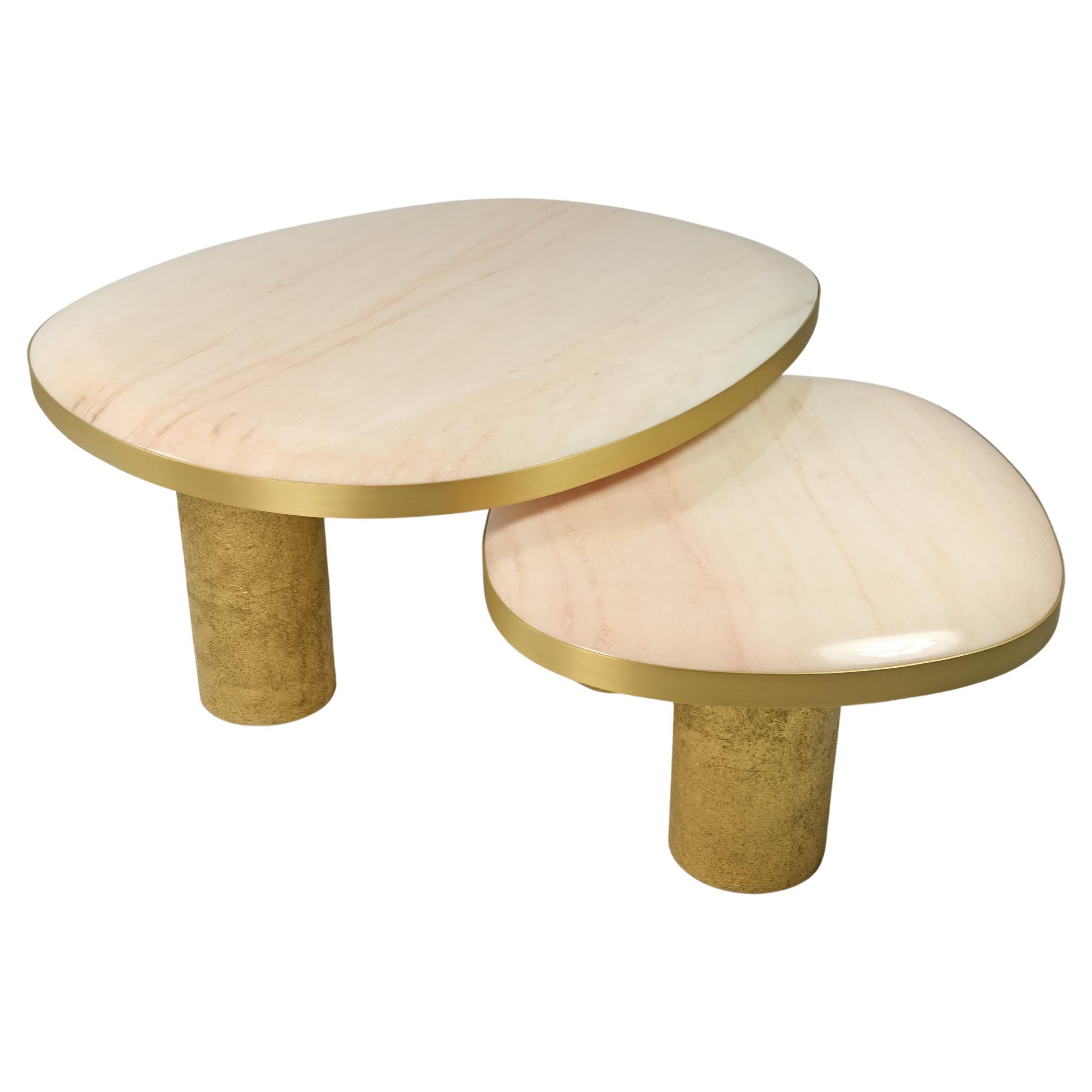 Ensemble de 2 tables basses en marbre rose et crème avec laiton de Ginger Brown en vente