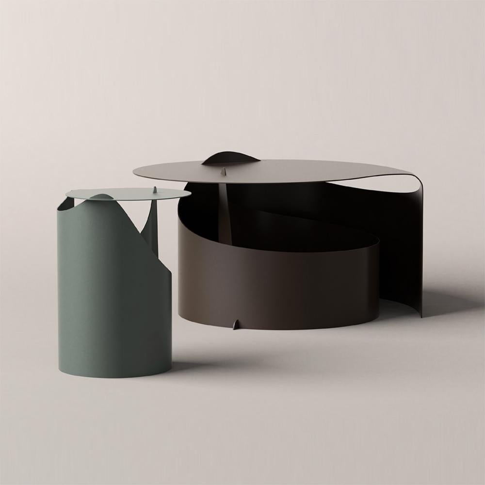 Couchtische, entworfen von Aldo Bakker im Jahr 2015. 

Ein einziges Stahlblech, das in einer einzigen gleichmäßigen Bewegung zu einer selbsttragenden Konstruktion gewalzt wird. Aldo Bakkers exquisites Gespür für die Verschmelzung von Farbe, MATERIAL