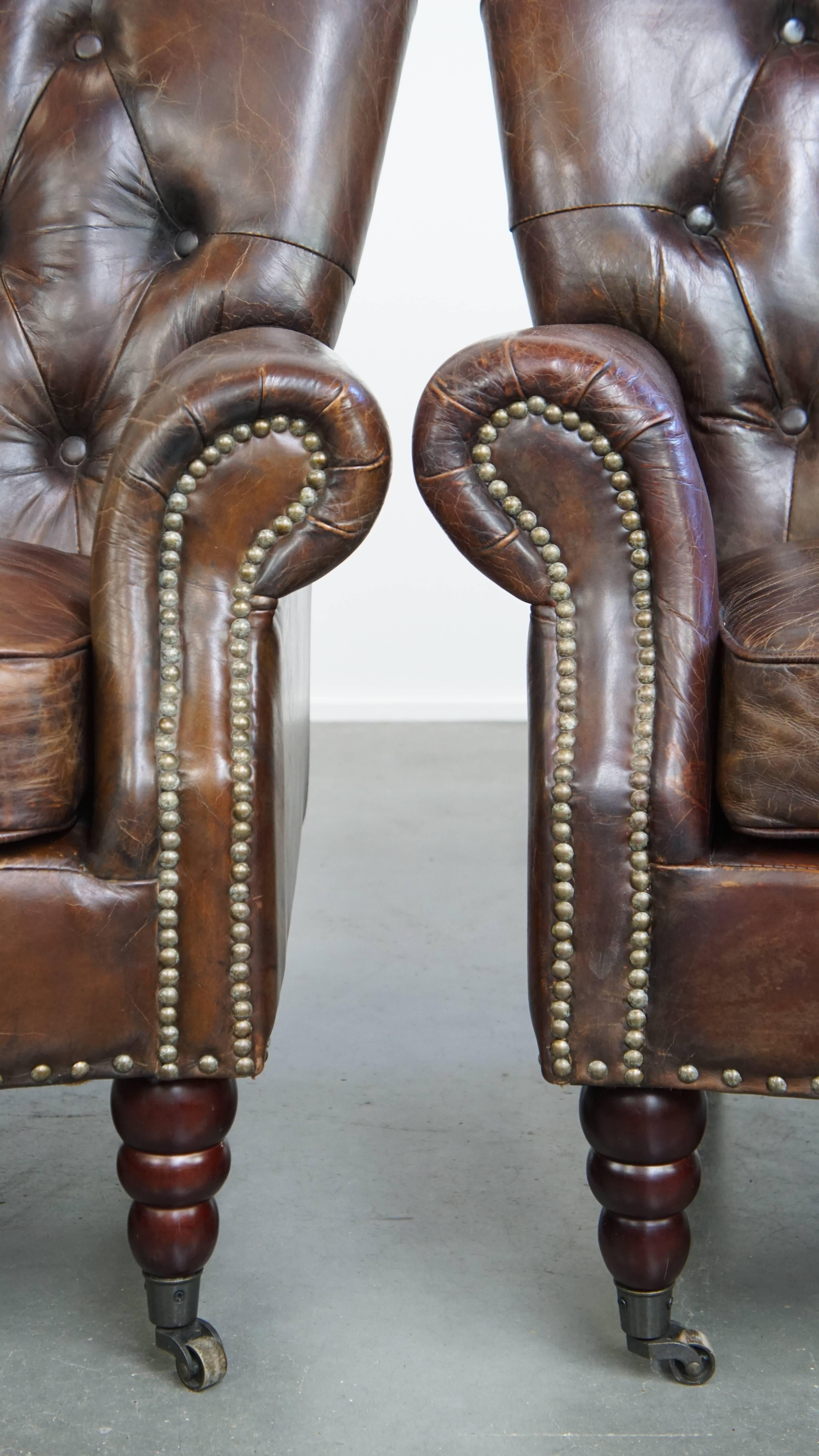 2er-Set Chesterfield-Sessel aus genarbtem Rindsleder in Cognac Brown im Angebot 5