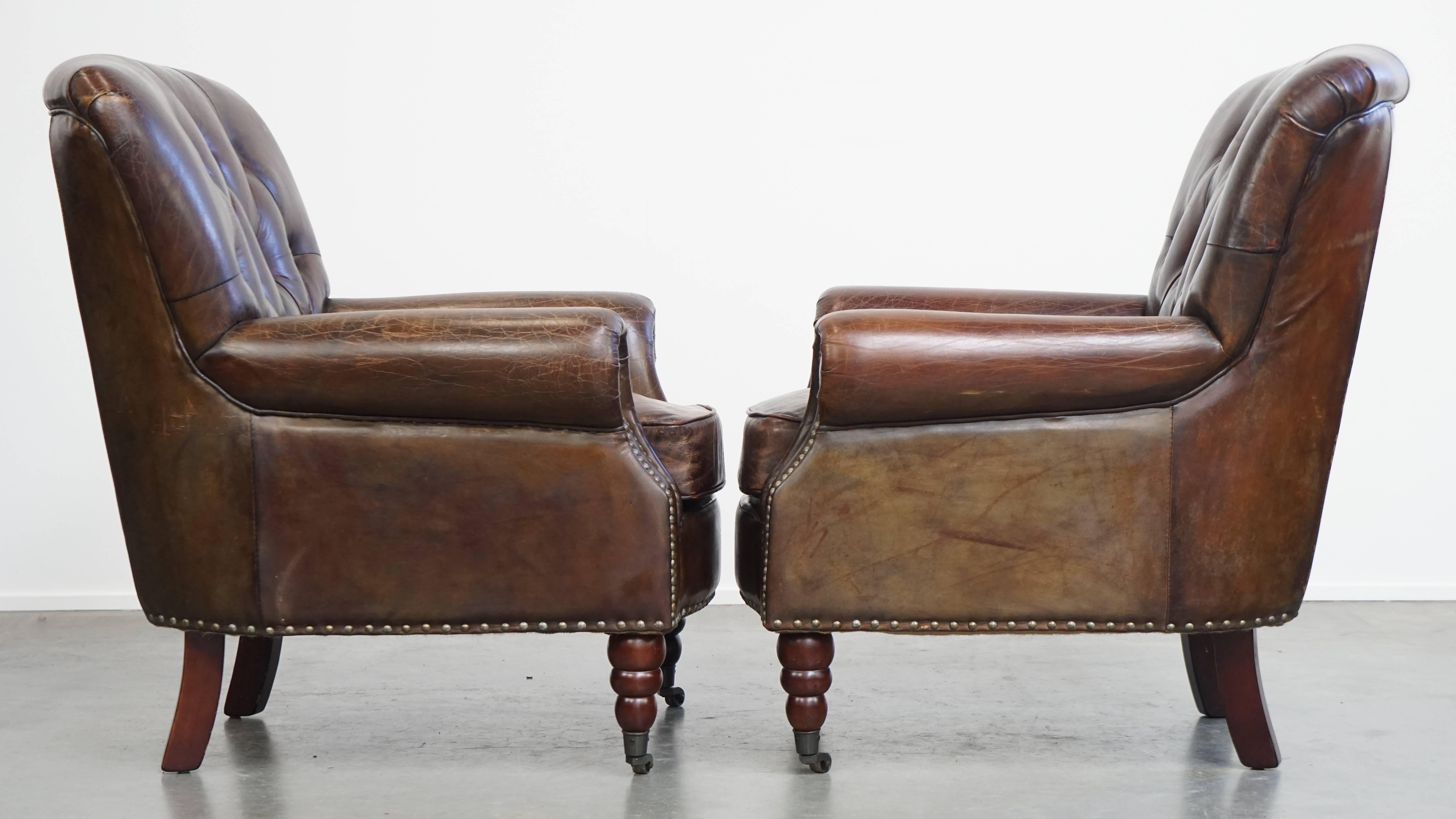 Angeboten wird hier ein Satz von 2 schönen, einzigartigen und bequemen cognacbraunen Chesterfield-Sesseln aus genarbtem Rindsleder.

Diese atemberaubenden, klassischen Chesterfield-Sessel sind in einem satten Cognac-Ton gehalten und passen zu fast