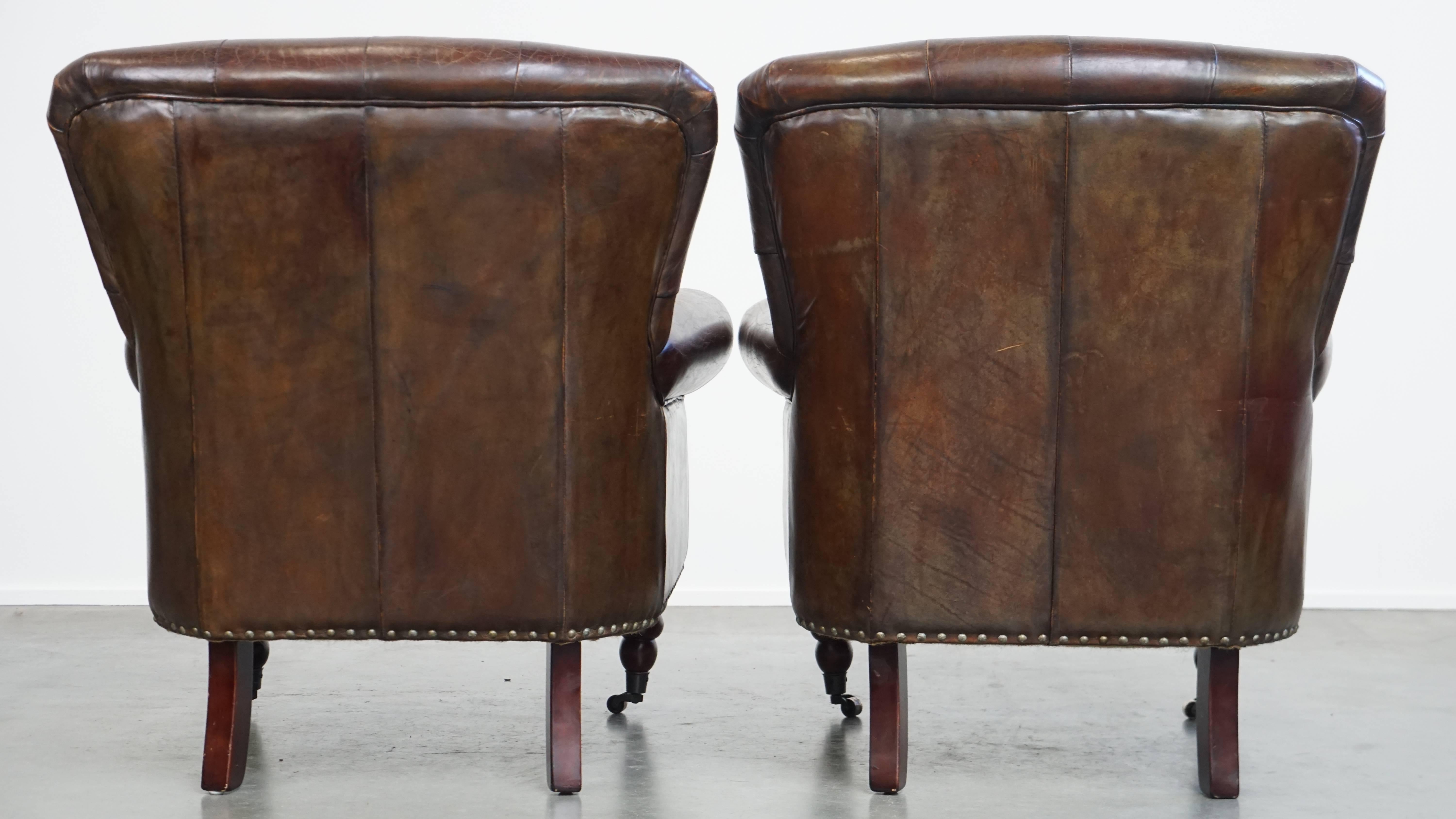 2er-Set Chesterfield-Sessel aus genarbtem Rindsleder in Cognac Brown (Handgefertigt) im Angebot