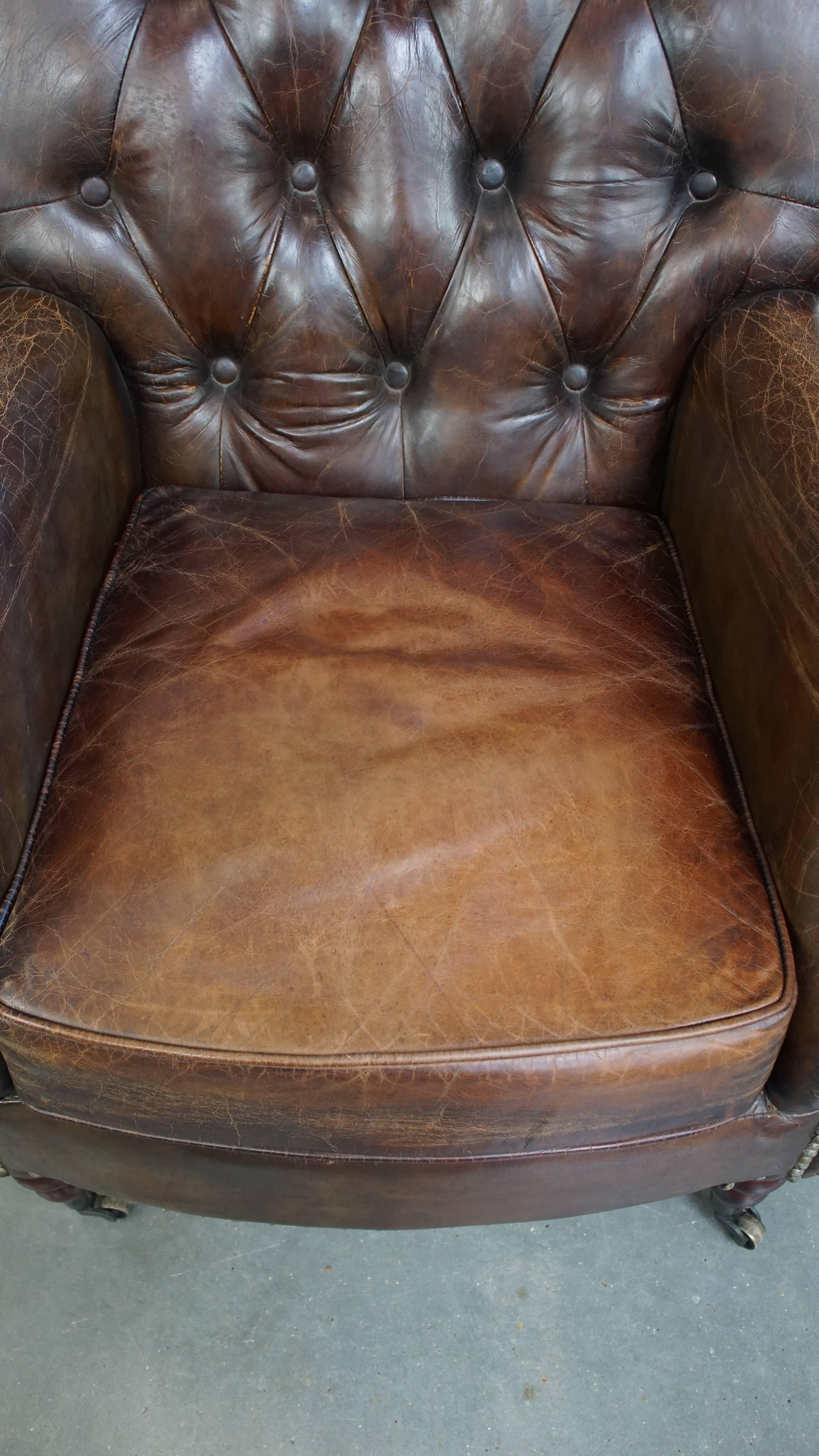 2er-Set Chesterfield-Sessel aus genarbtem Rindsleder in Cognac Brown (20. Jahrhundert) im Angebot