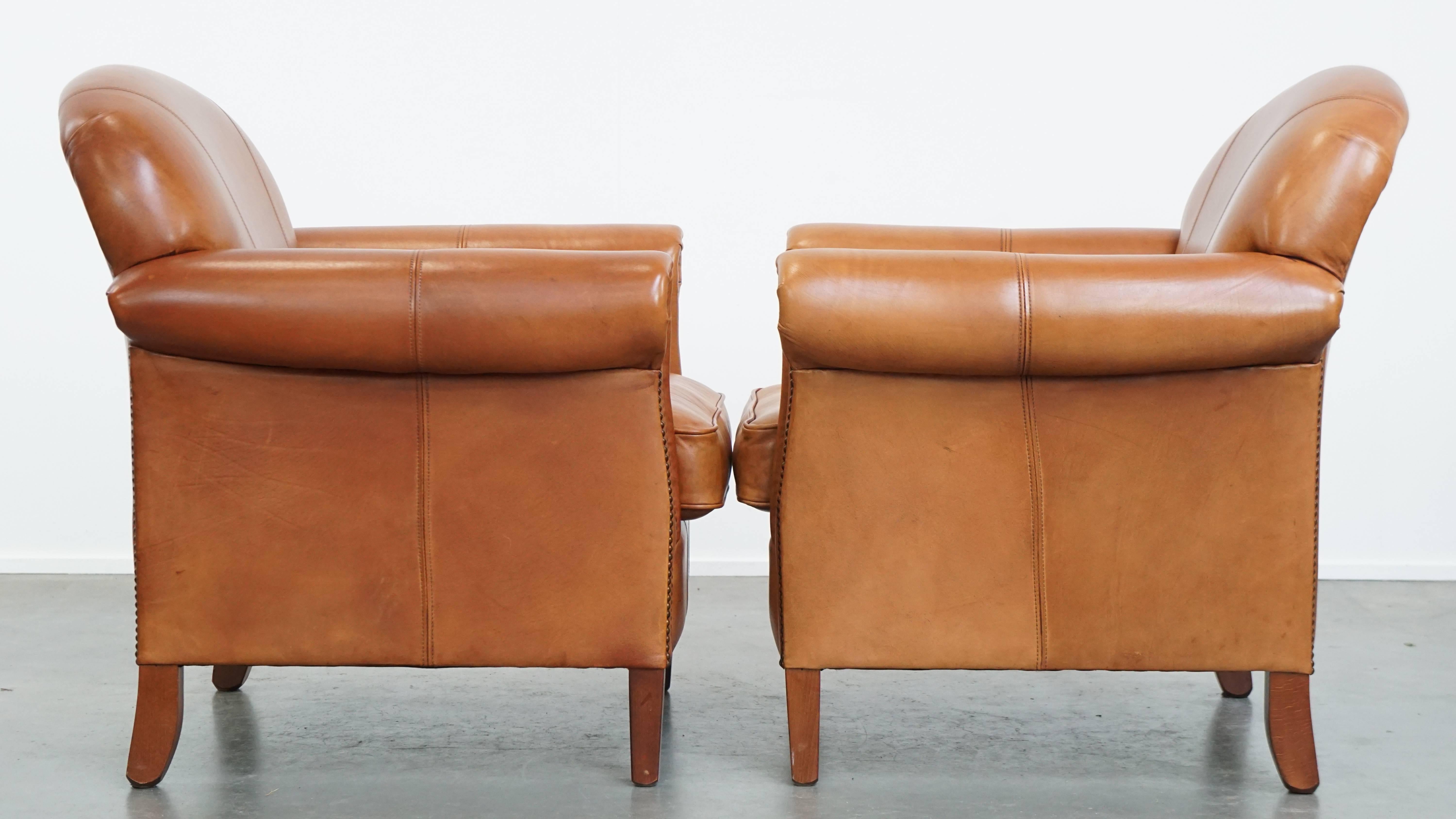 In offerta c'è questo bellissimo set di 2 poltrone in pelle color cognac, progettato per garantire stile e comfort. Realizzato in pelle di vacchetta di alta qualità, questo splendido paio è rifinito con borchie decorative e raffinate cuciture.

Le