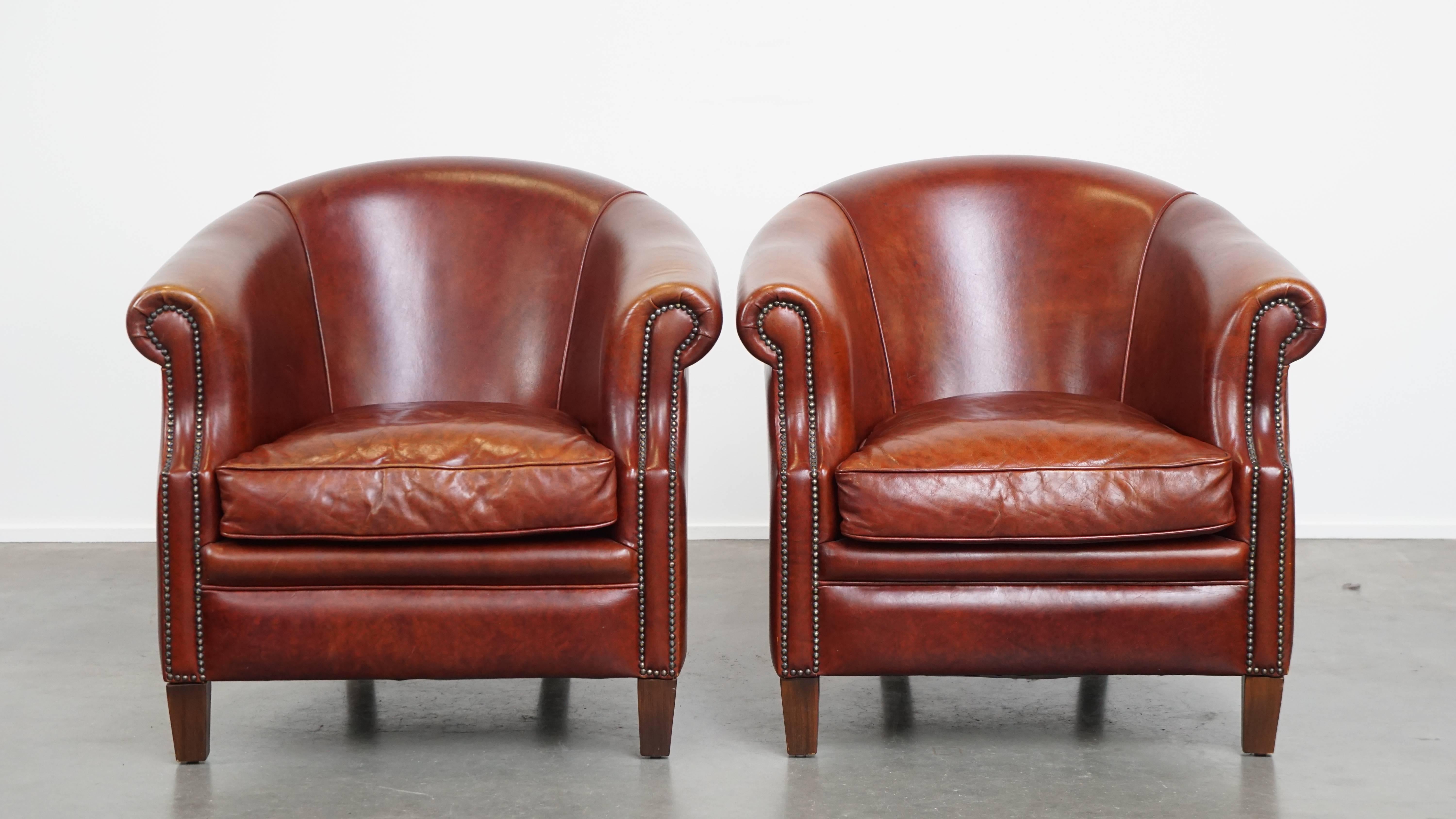 Cet ensemble luxueux et complet de fauteuils club en cuir pleine fleur est un complément confortable et élégant à presque tous les espaces et styles d'intérieur. L'ottoman inclus ajoute encore plus d'attrait - parfait comme siège supplémentaire ou,