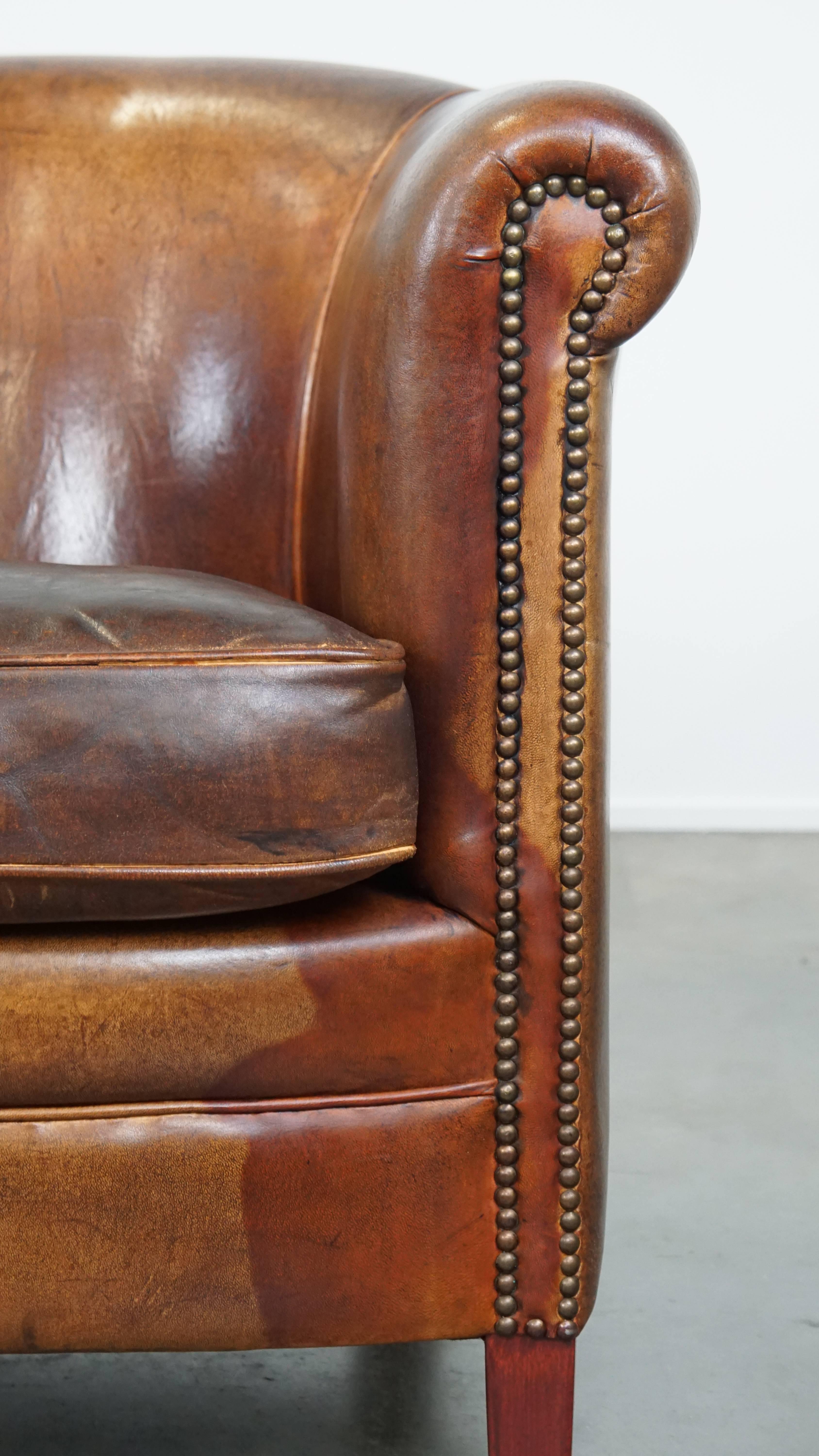 Ensemble de 2 fauteuils club en peau de mouton de couleur cognac en vente 3