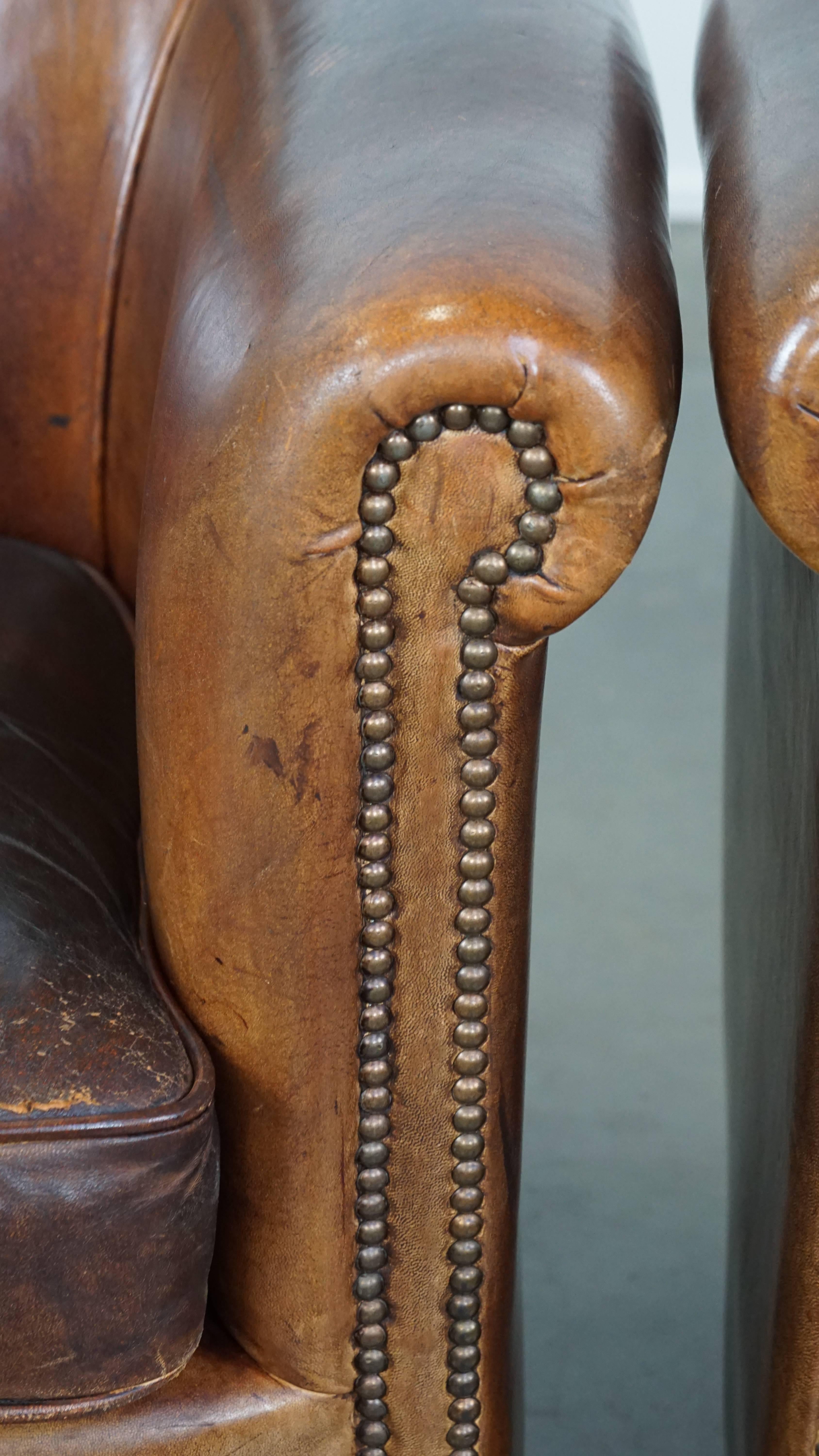 Ensemble de 2 fauteuils club en peau de mouton de couleur cognac en vente 4