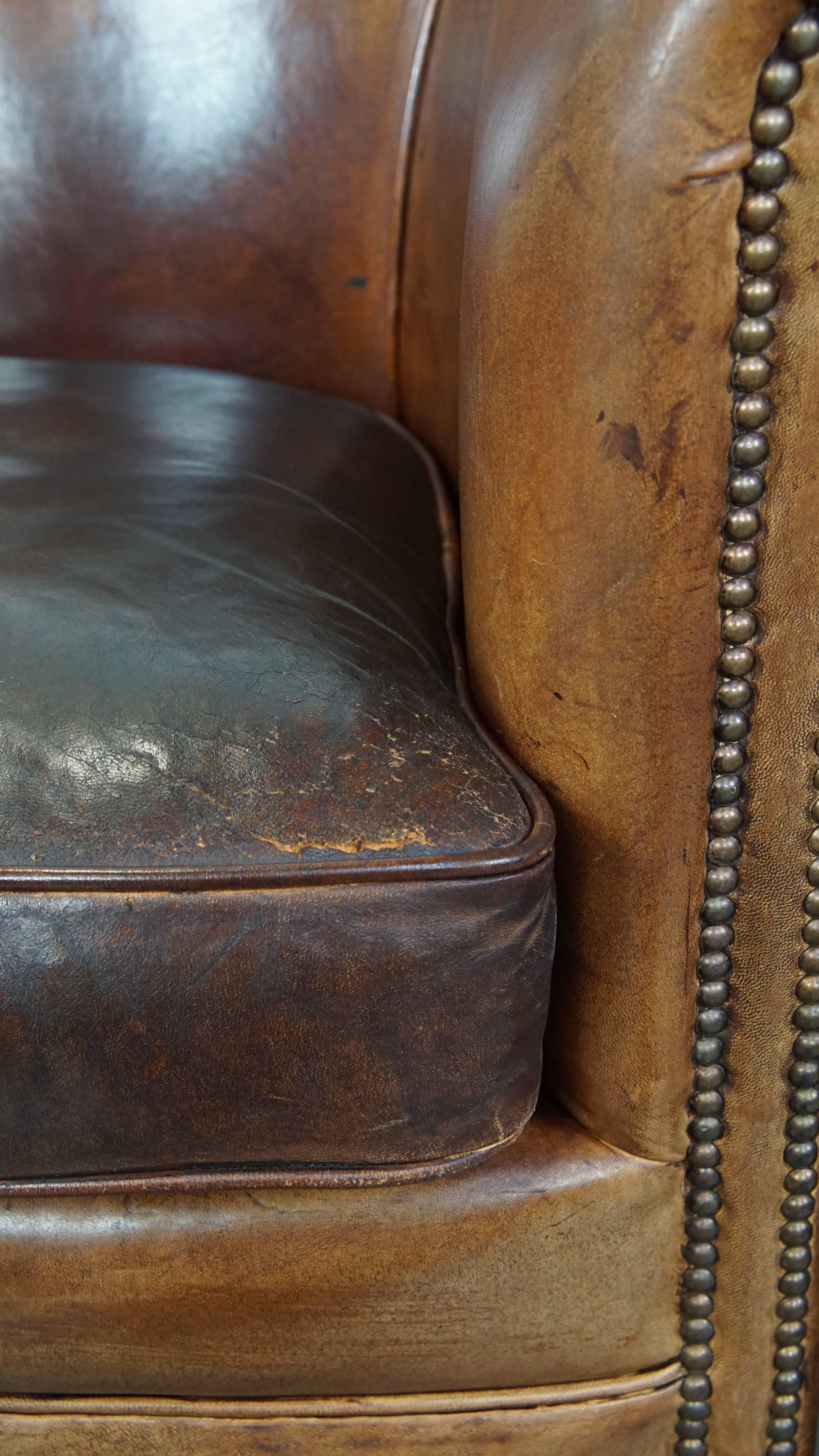 Ensemble de 2 fauteuils club en peau de mouton de couleur cognac en vente 6