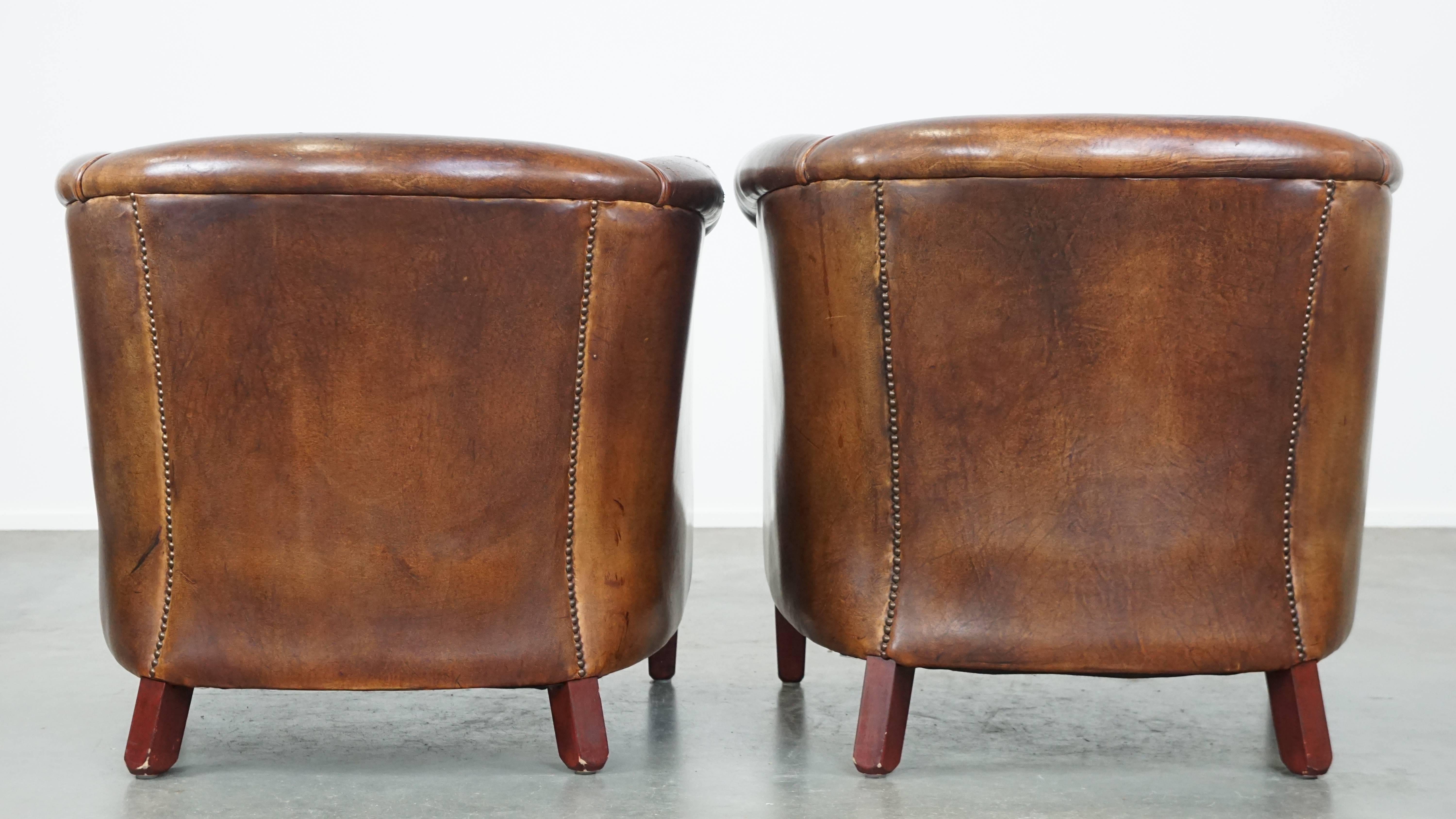Néerlandais Ensemble de 2 fauteuils club en peau de mouton de couleur cognac en vente