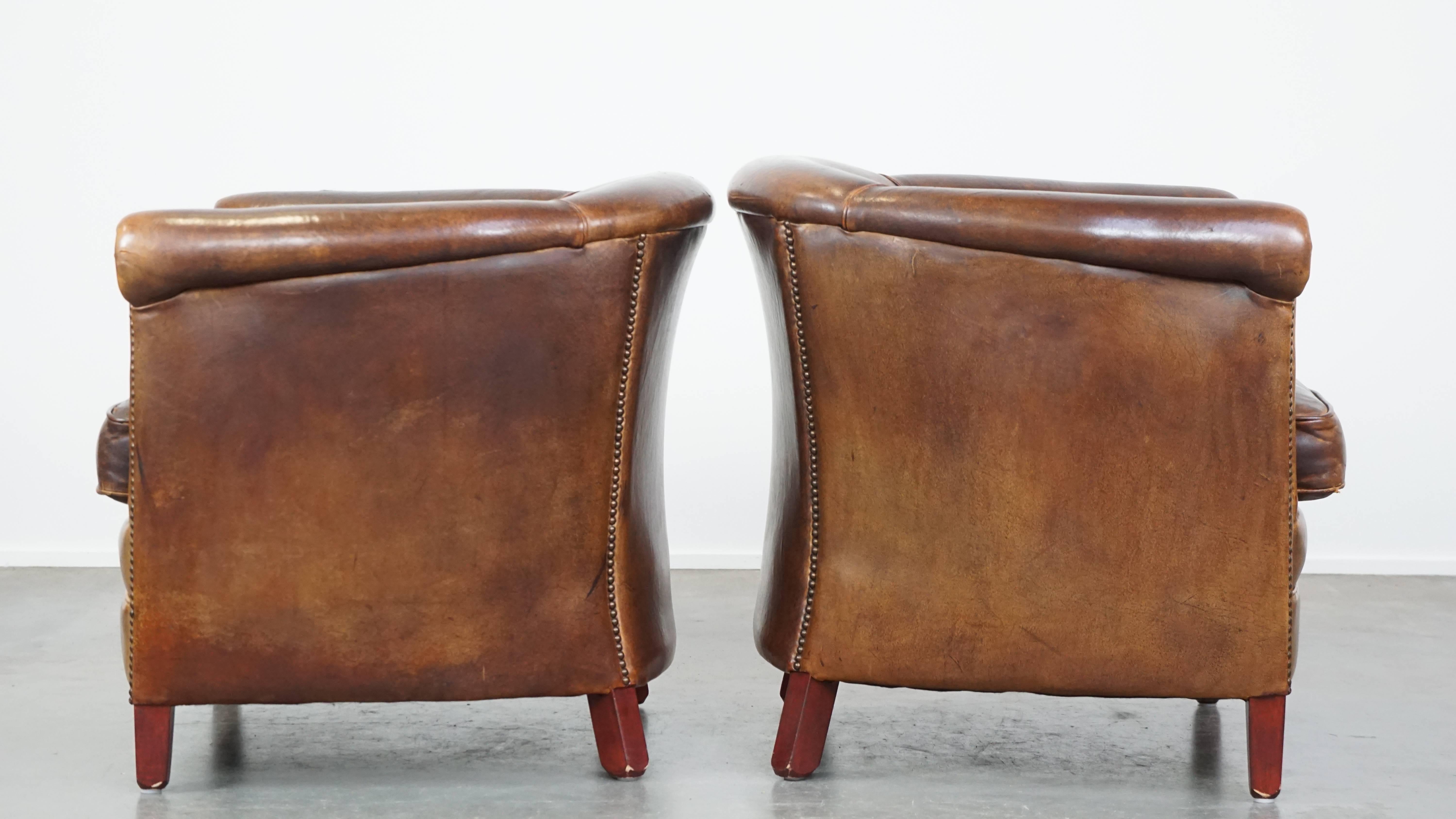 Fait main Ensemble de 2 fauteuils club en peau de mouton de couleur cognac en vente