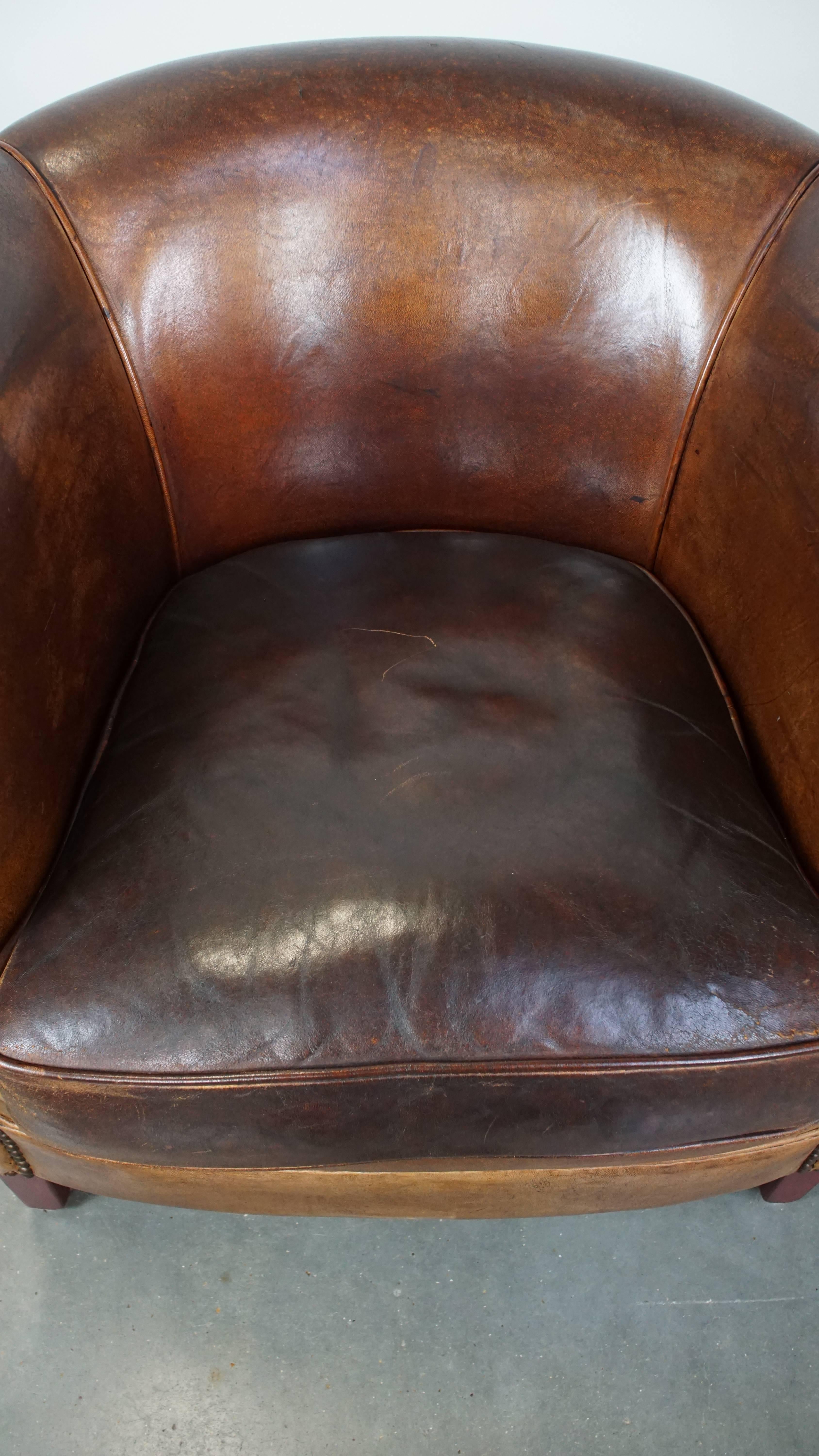 Ensemble de 2 fauteuils club en peau de mouton de couleur cognac État moyen - En vente à Harderwijk, NL