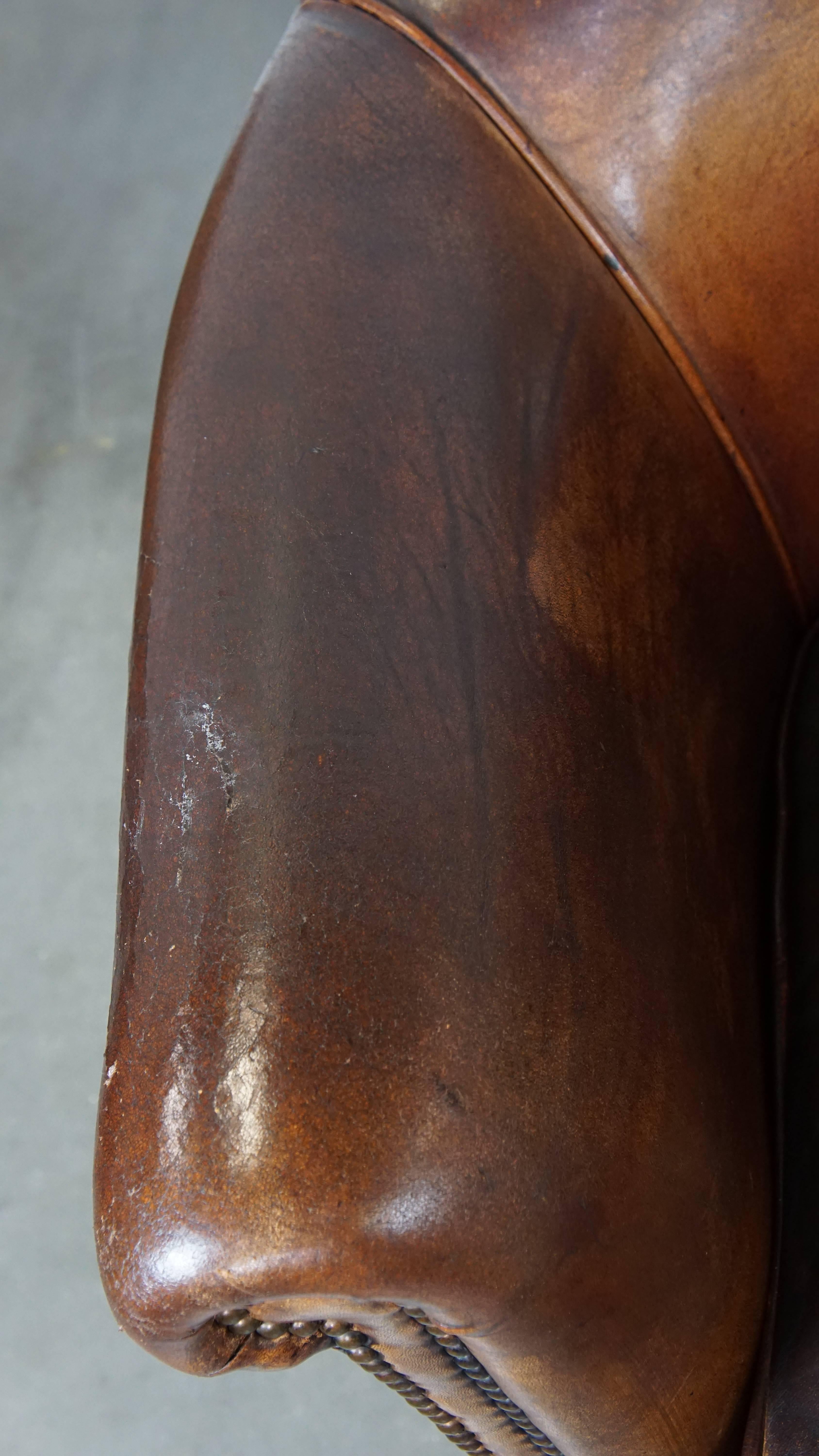 Cuir Ensemble de 2 fauteuils club en peau de mouton de couleur cognac en vente
