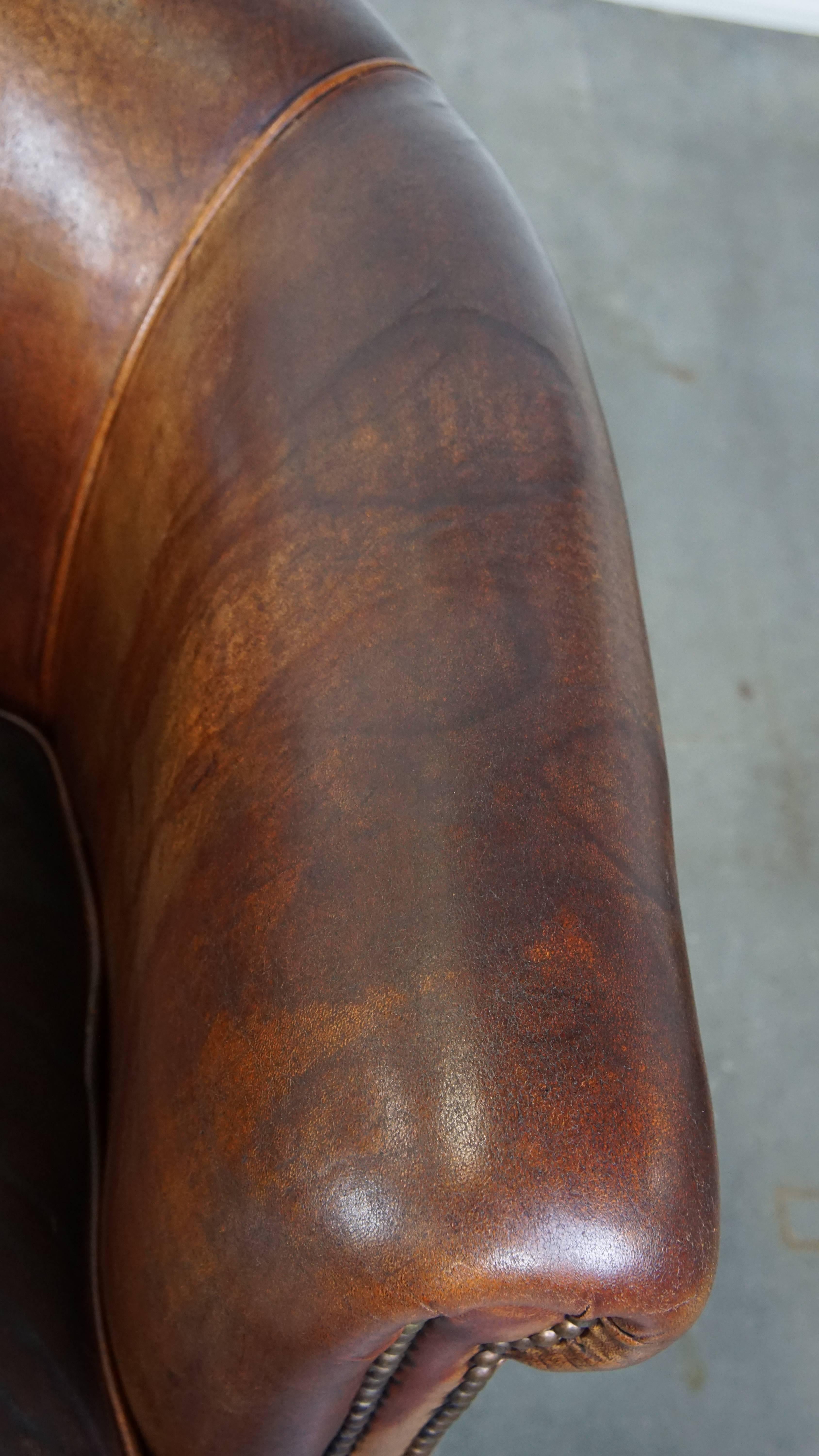 Ensemble de 2 fauteuils club en peau de mouton de couleur cognac en vente 2