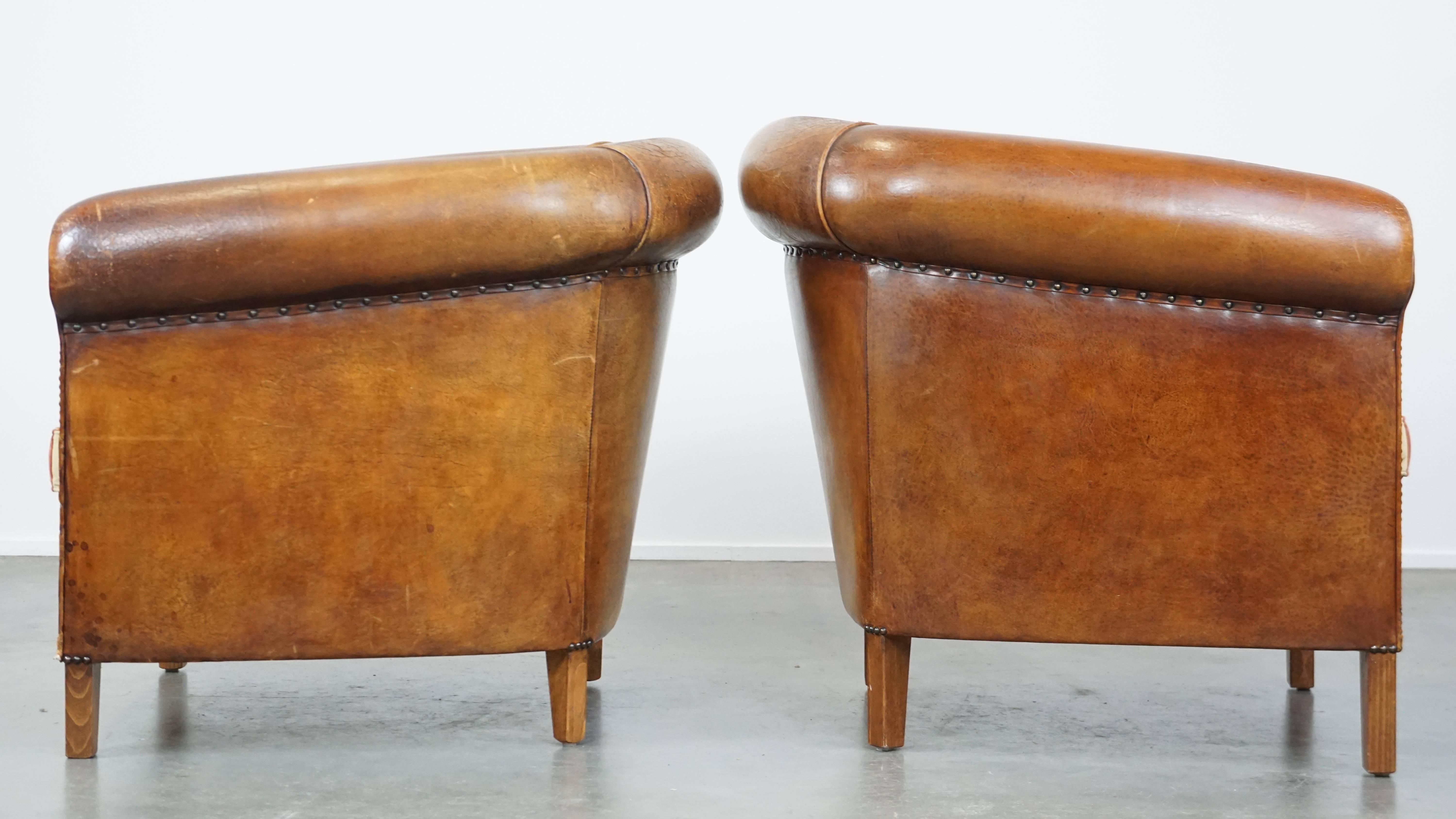 Set aus 2 cognacfarbenen Schafsfell-Clubsesseln mit bunten Stoff-Sitzkissen im Zustand „Relativ gut“ im Angebot in Harderwijk, NL