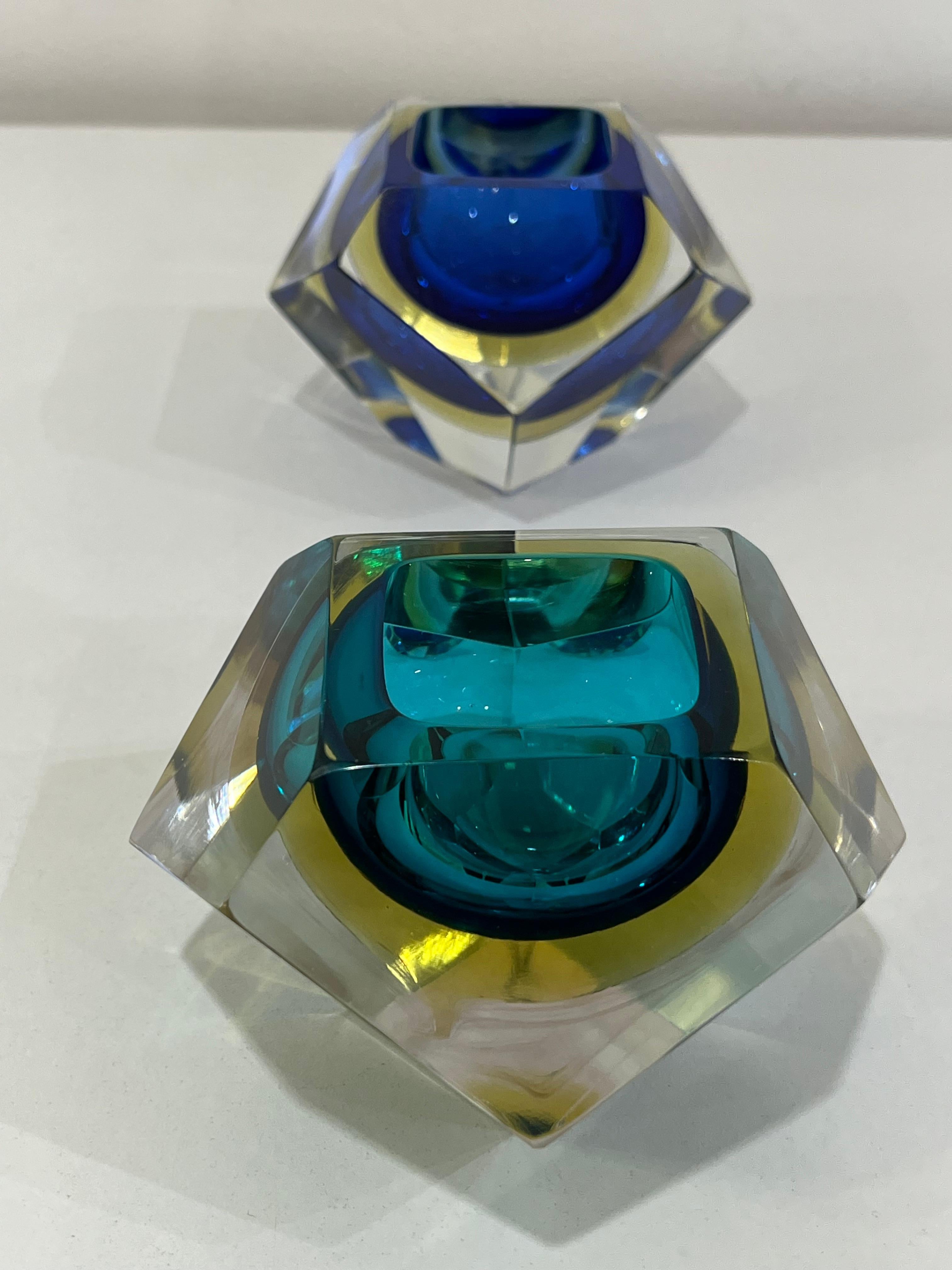 Lot de 2 cendriers colorés en verre de Murano Design italien du milieu du siècle 1960
Bon état, très petites rayures et défauts.