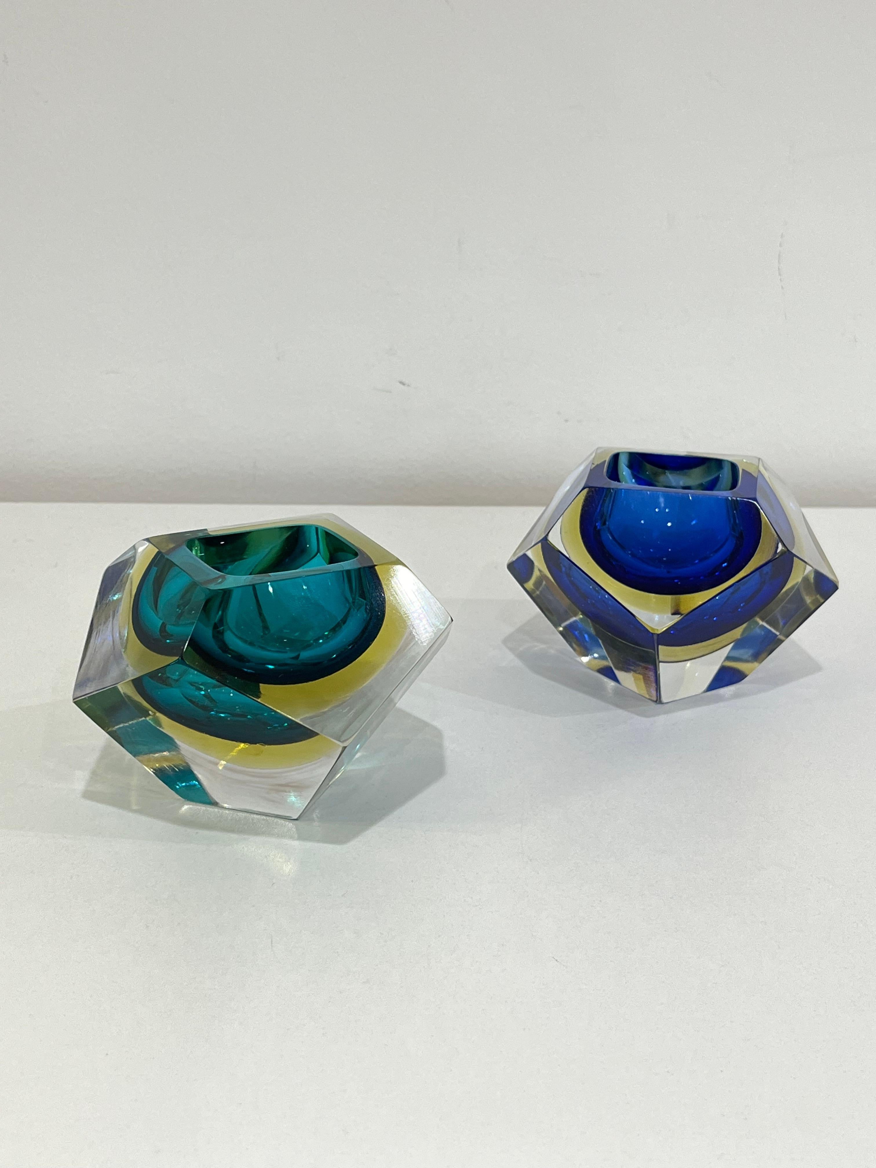 Verre de Murano Ensemble de 2 cendriers colorés en verre de Murano, design italien du milieu du siècle, années 1960 en vente