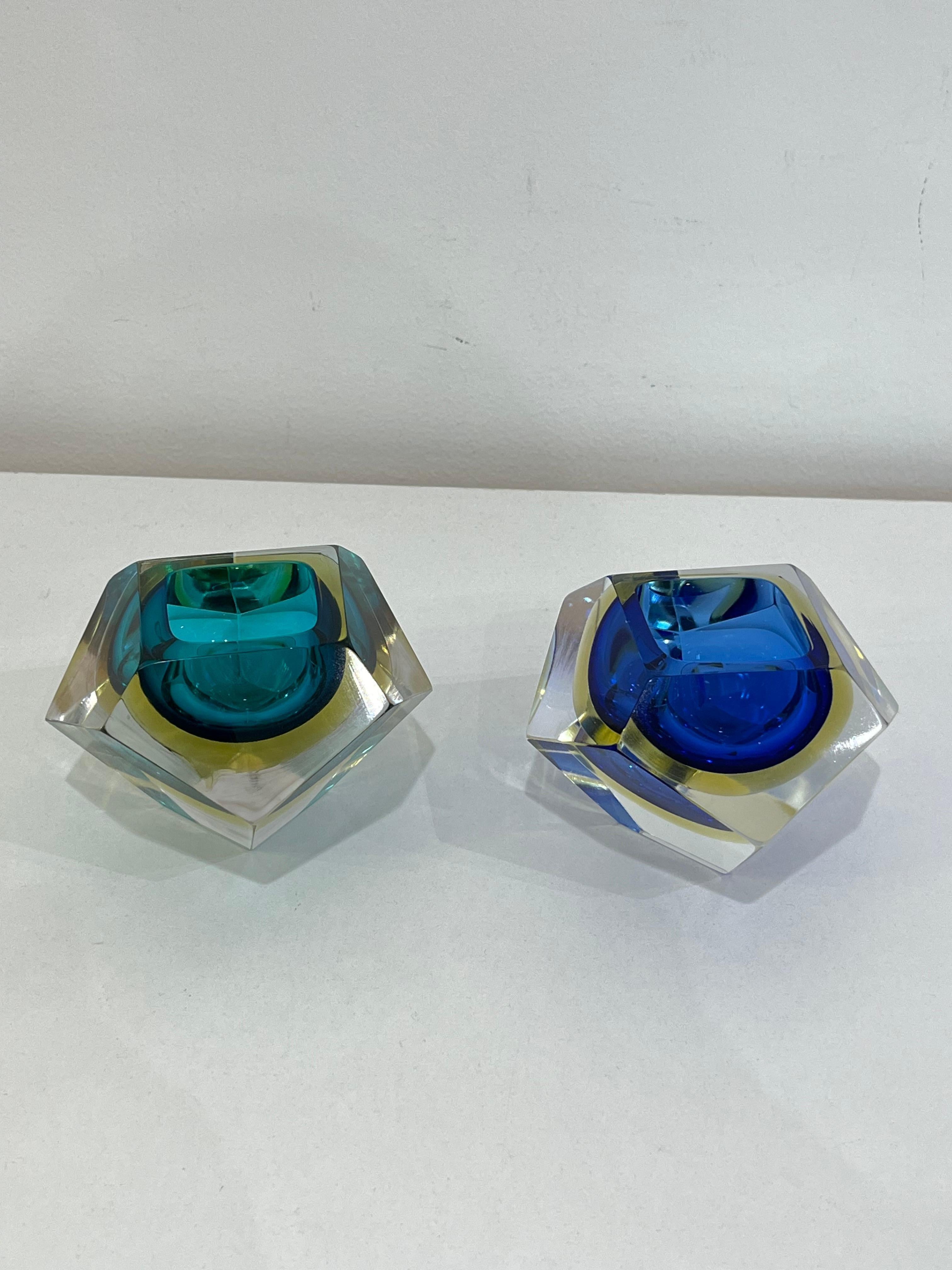 Ensemble de 2 cendriers colorés en verre de Murano, design italien du milieu du siècle, années 1960 en vente 1