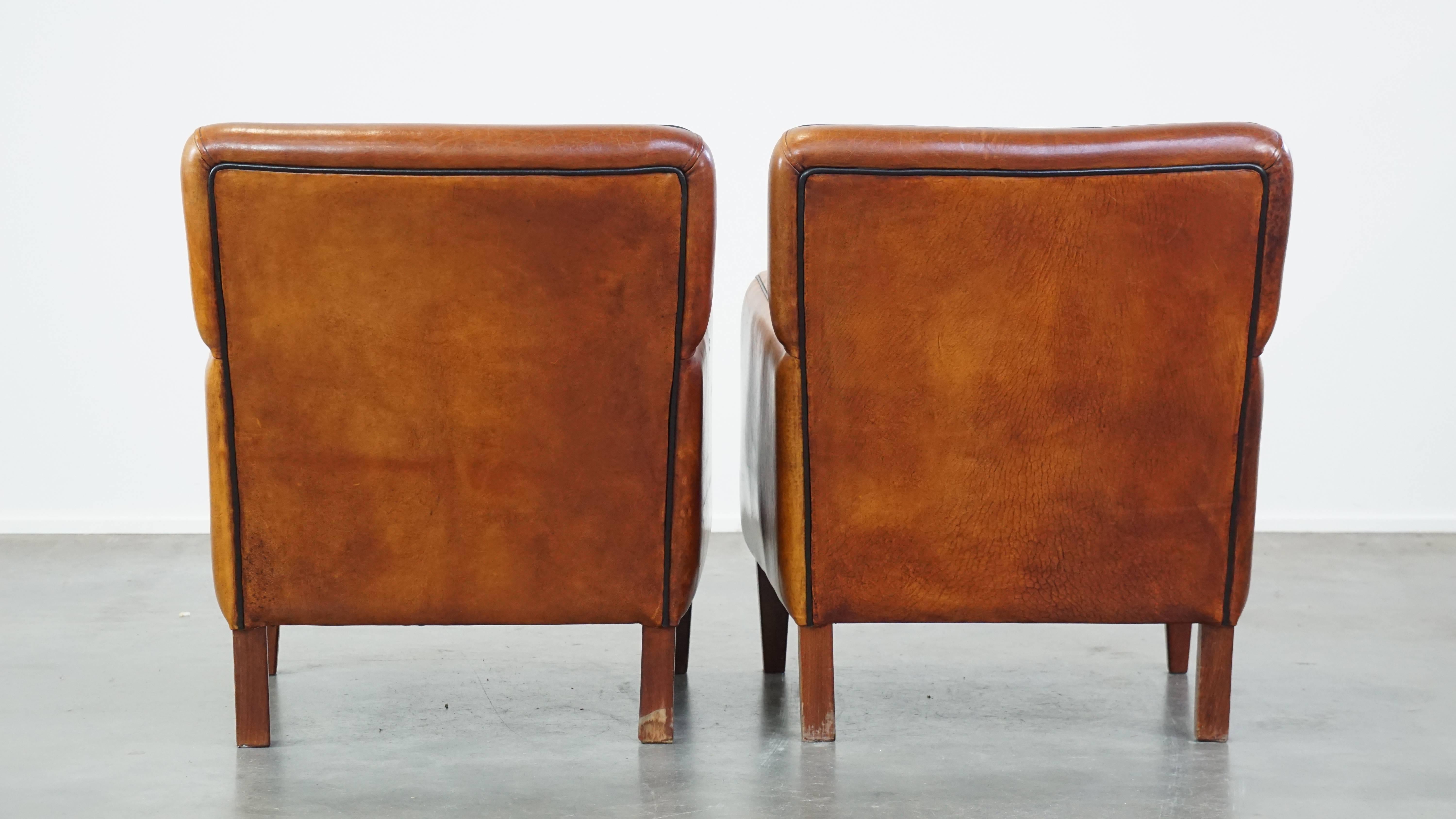 Fatto a mano Set di 2 comode ed eleganti poltrone in pelle di pecora con splendide finiture in vendita