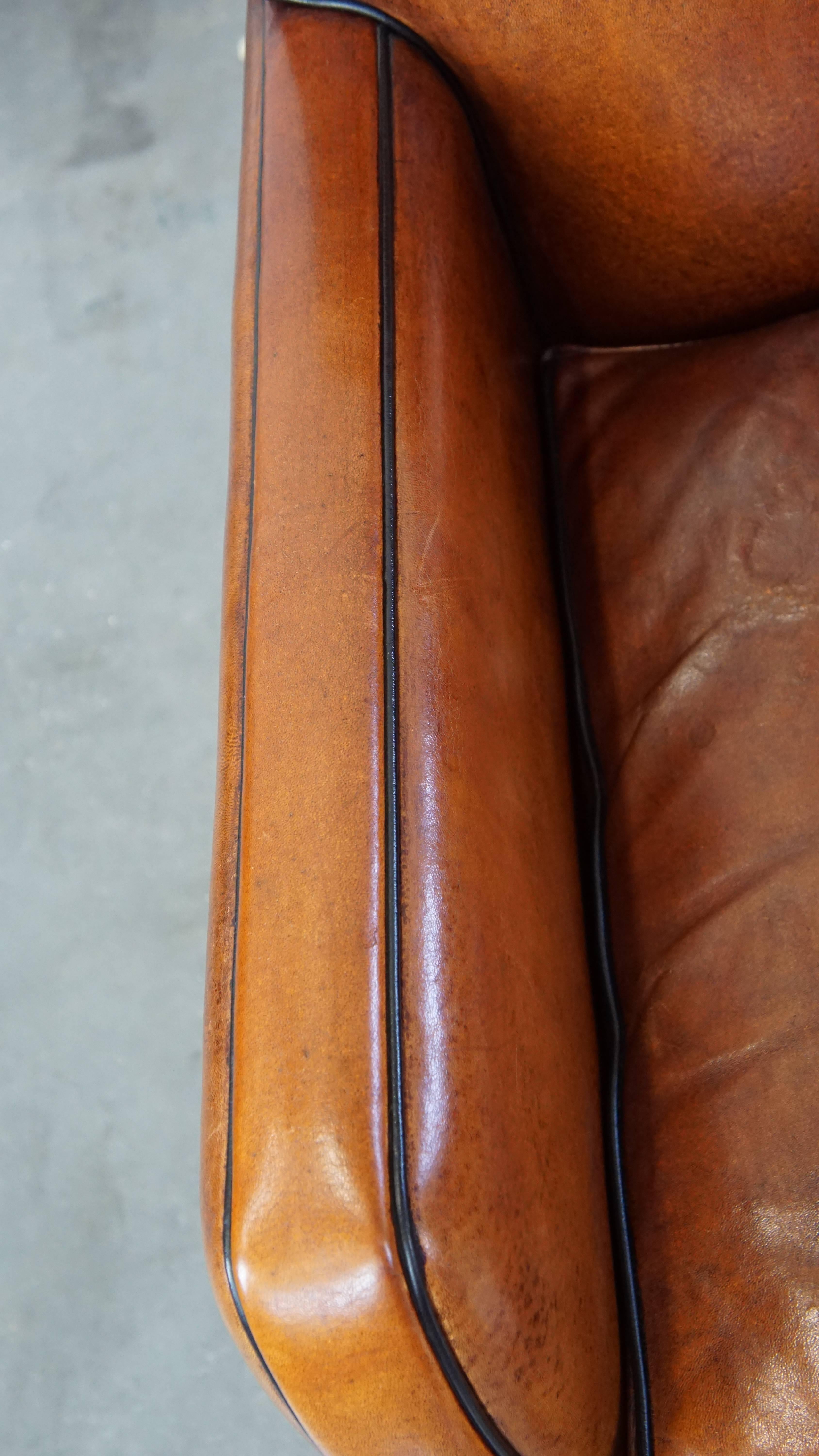Set di 2 comode ed eleganti poltrone in pelle di pecora con splendide finiture in vendita 1