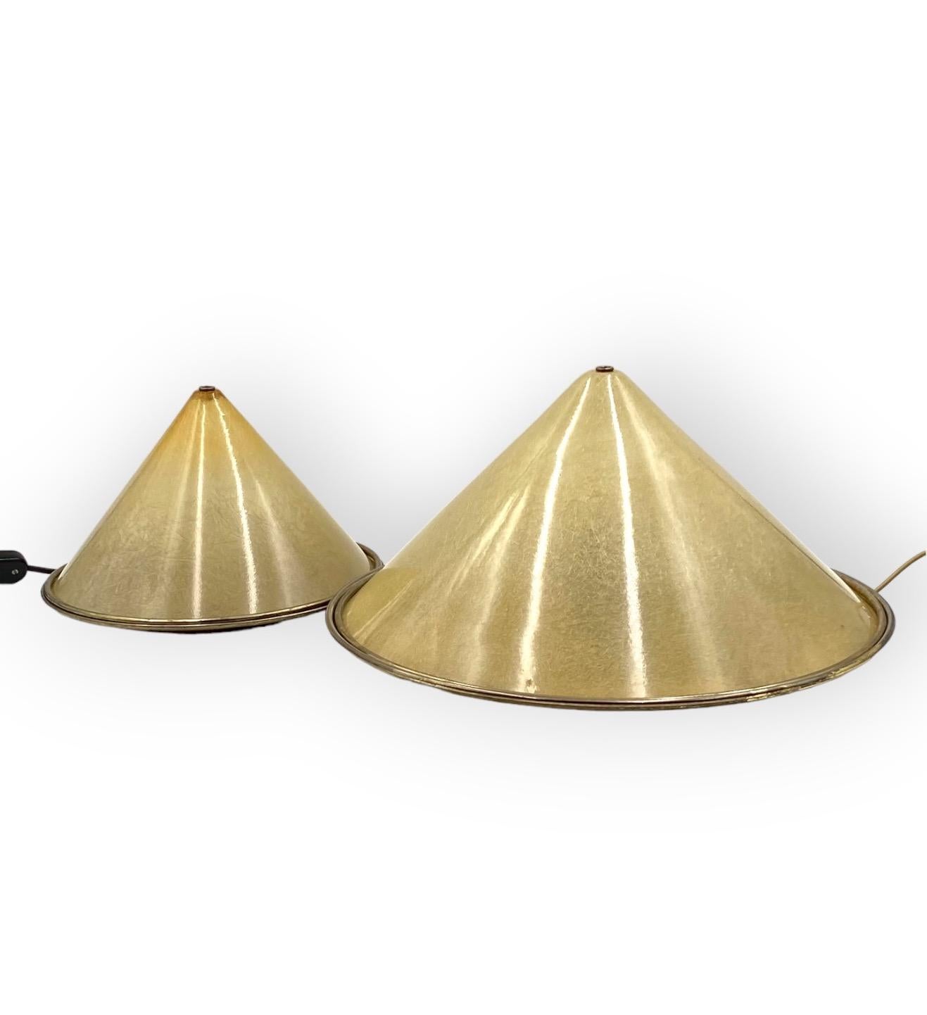 Set of 2 conic shaped fiberglass and brass table lamps, Italy 1970s For Sale 3