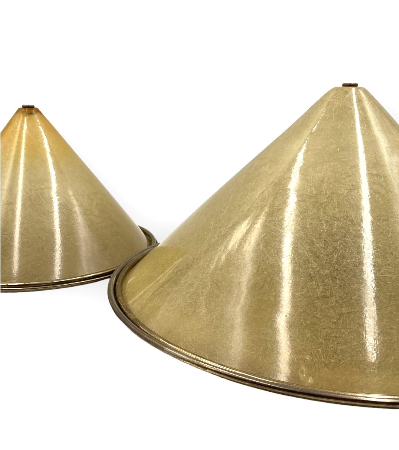 Set of 2 conic shaped fiberglass and brass table lamps, Italy 1970s For Sale 4