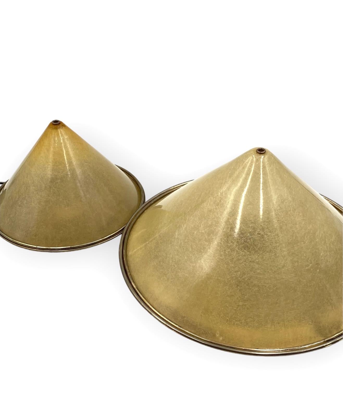 Set of 2 conic shaped fiberglass and brass table lamps, Italy 1970s For Sale 5