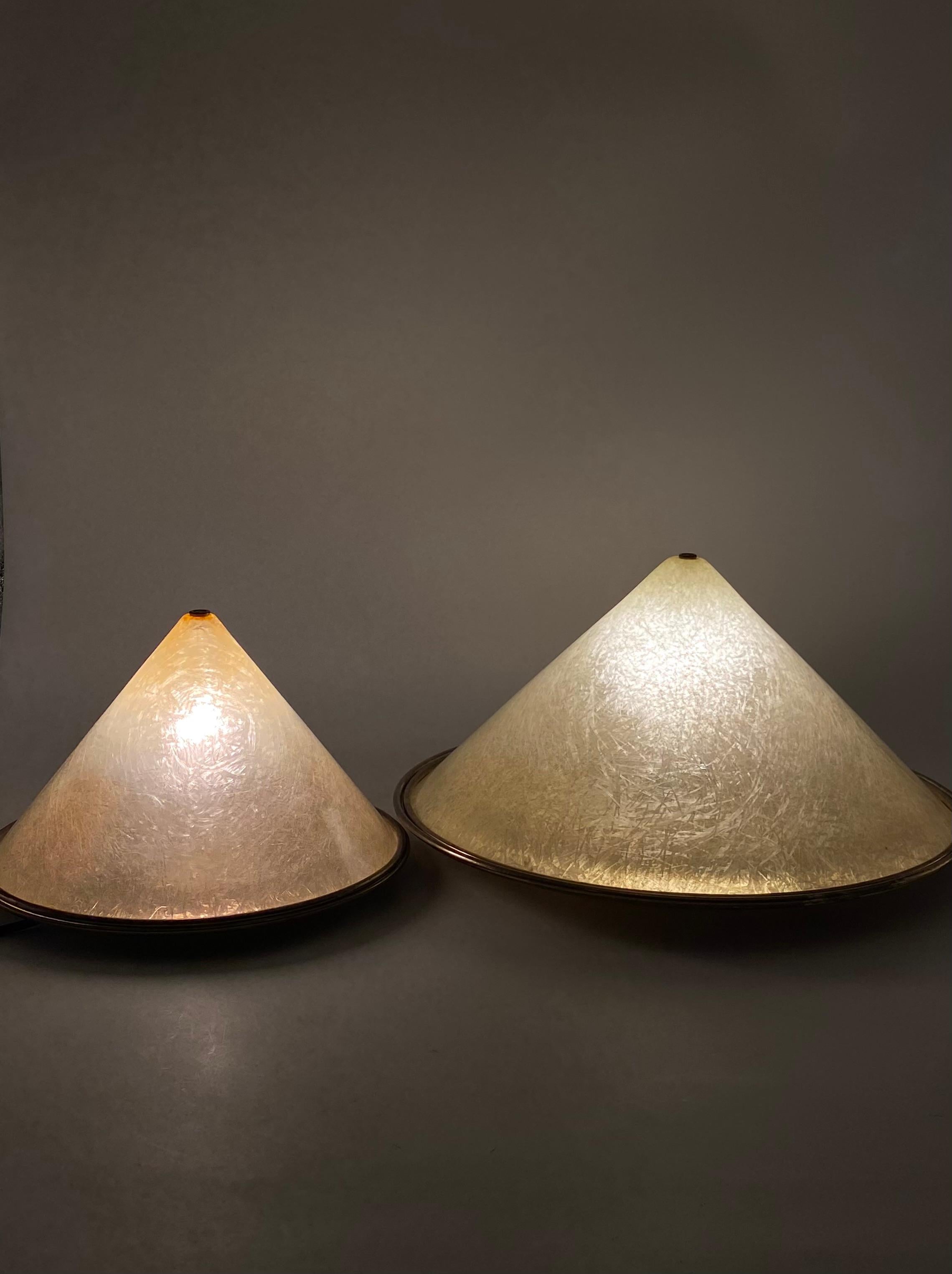 Set of 2 conic shaped fiberglass and brass table lamps, Italy 1970s For Sale 6