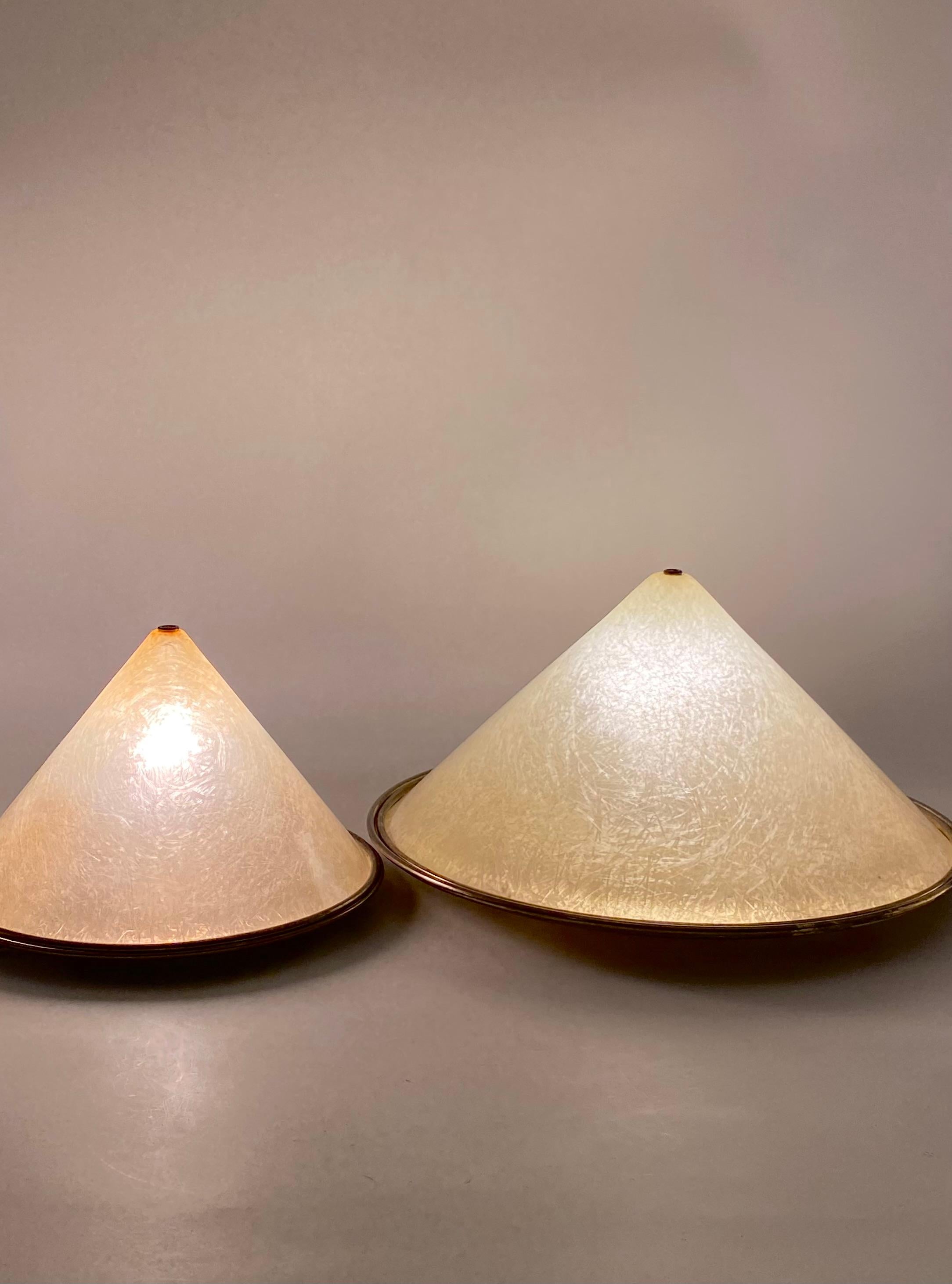 Set of 2 conic shaped fiberglass and brass table lamps, Italy 1970s For Sale 7