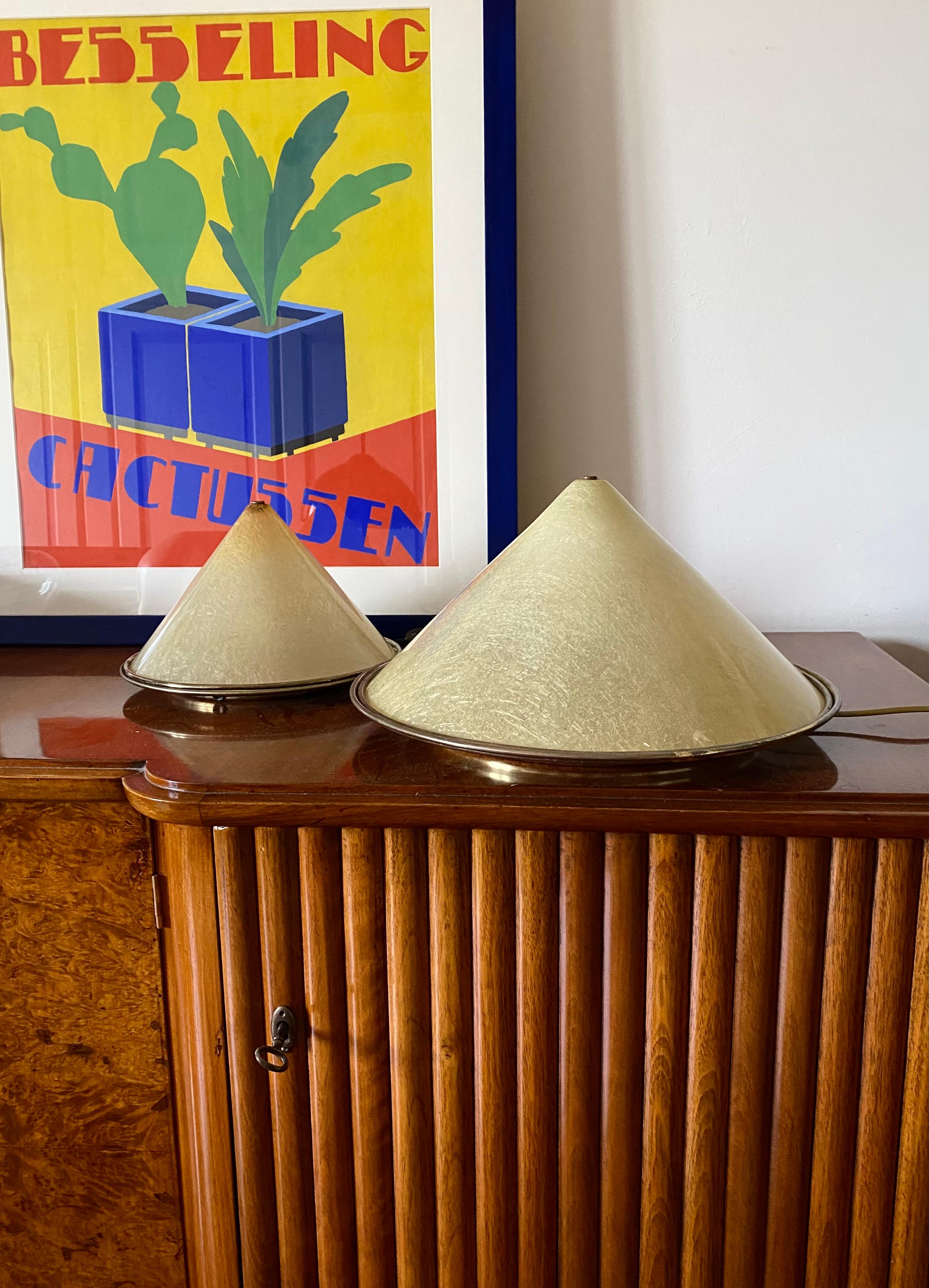 Set of 2 conic shaped fiberglass and brass table lamps, Italy 1970s For Sale 10