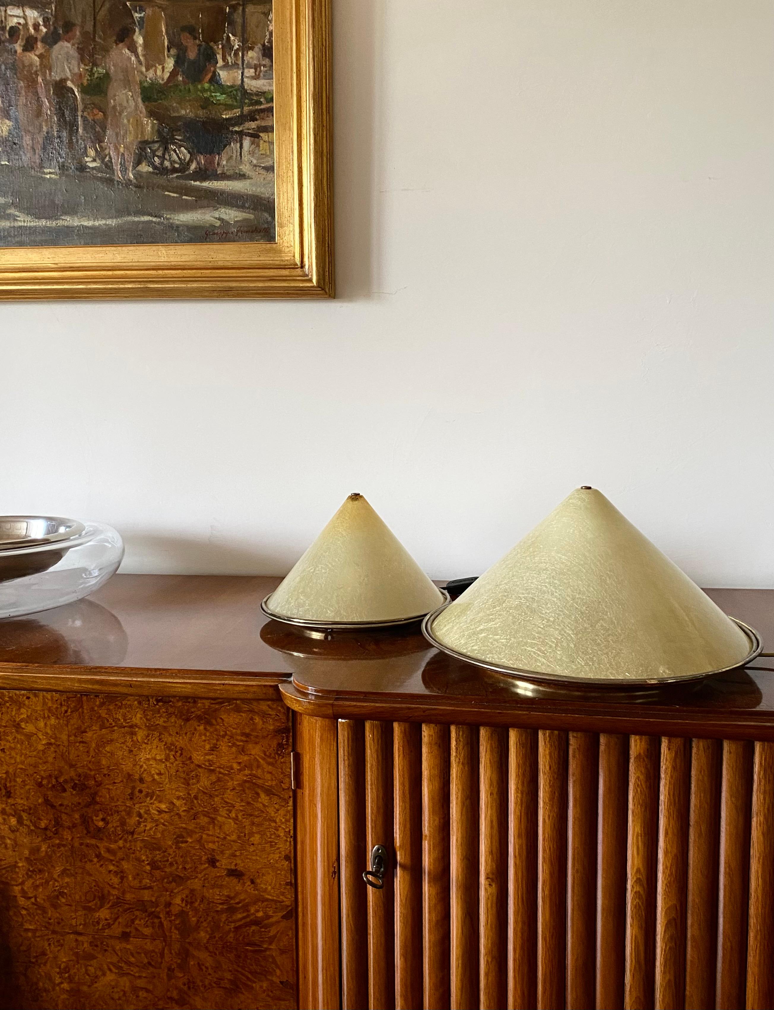 Set of 2 conic shaped fiberglass and brass table lamps, Italy 1970s For Sale 11
